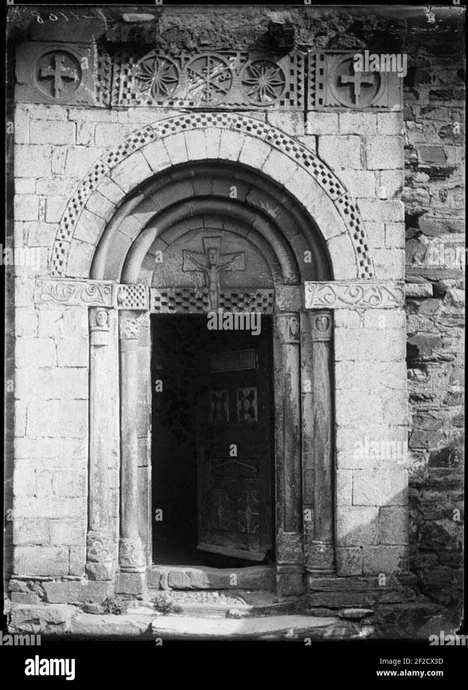 Portale de l'església de Sant Pèir d'Escunhau Foto Stock