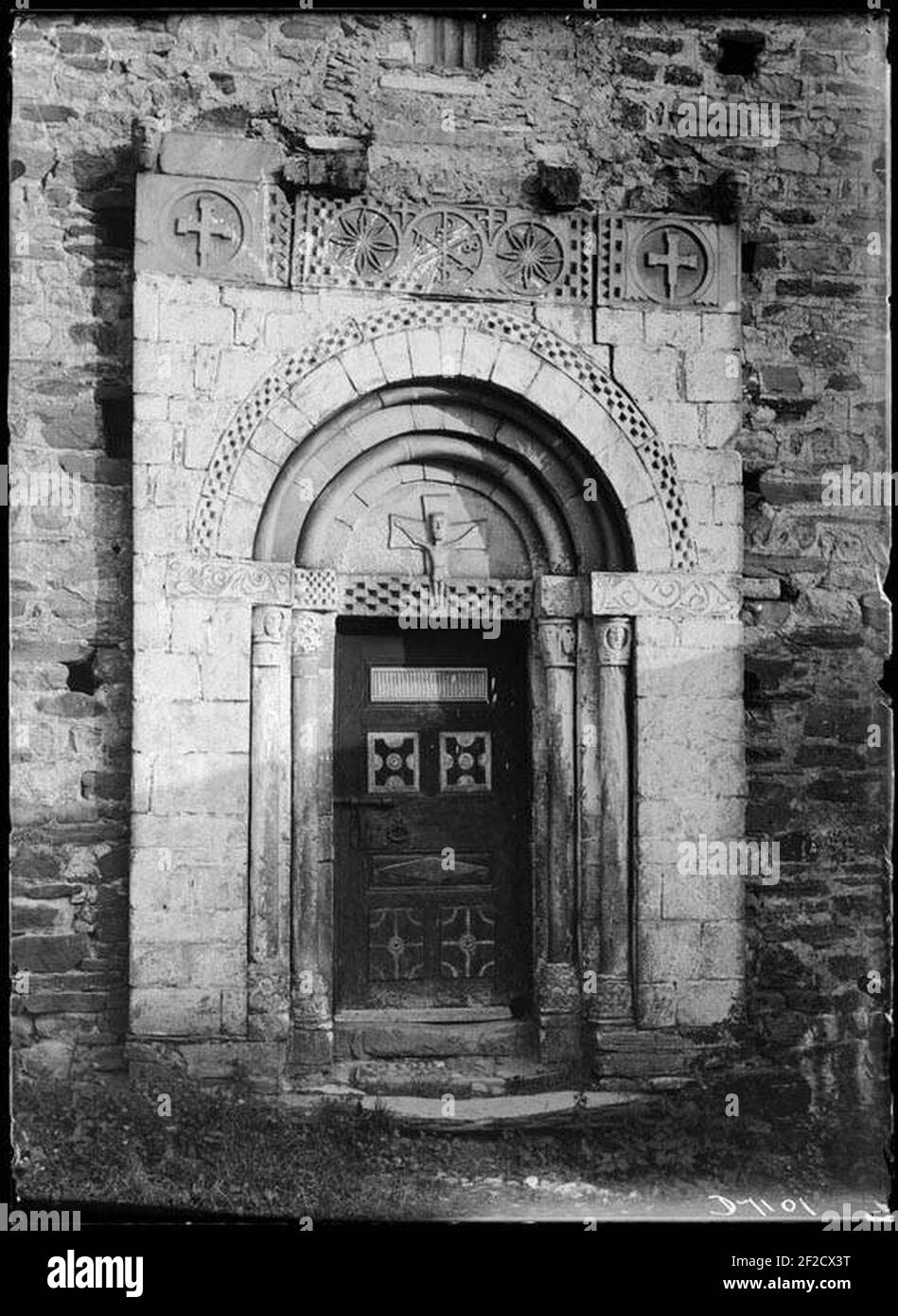 Portal de l'églésia romànica de Sant Pèir d'Escunhau. Foto Stock