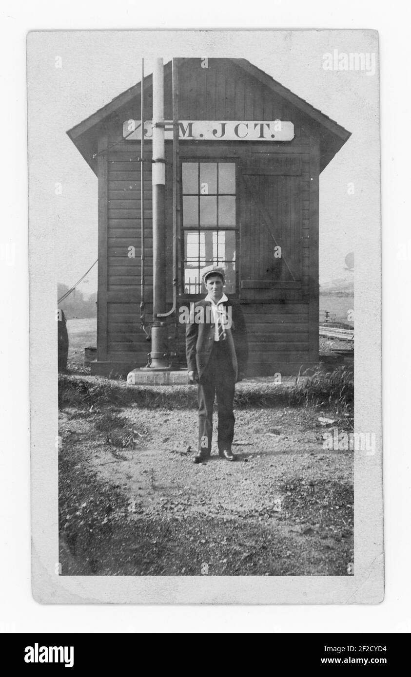 Fotografia d'epoca di un giovane uomo a una ferrovia JCT , luglio 1917, USA Foto Stock