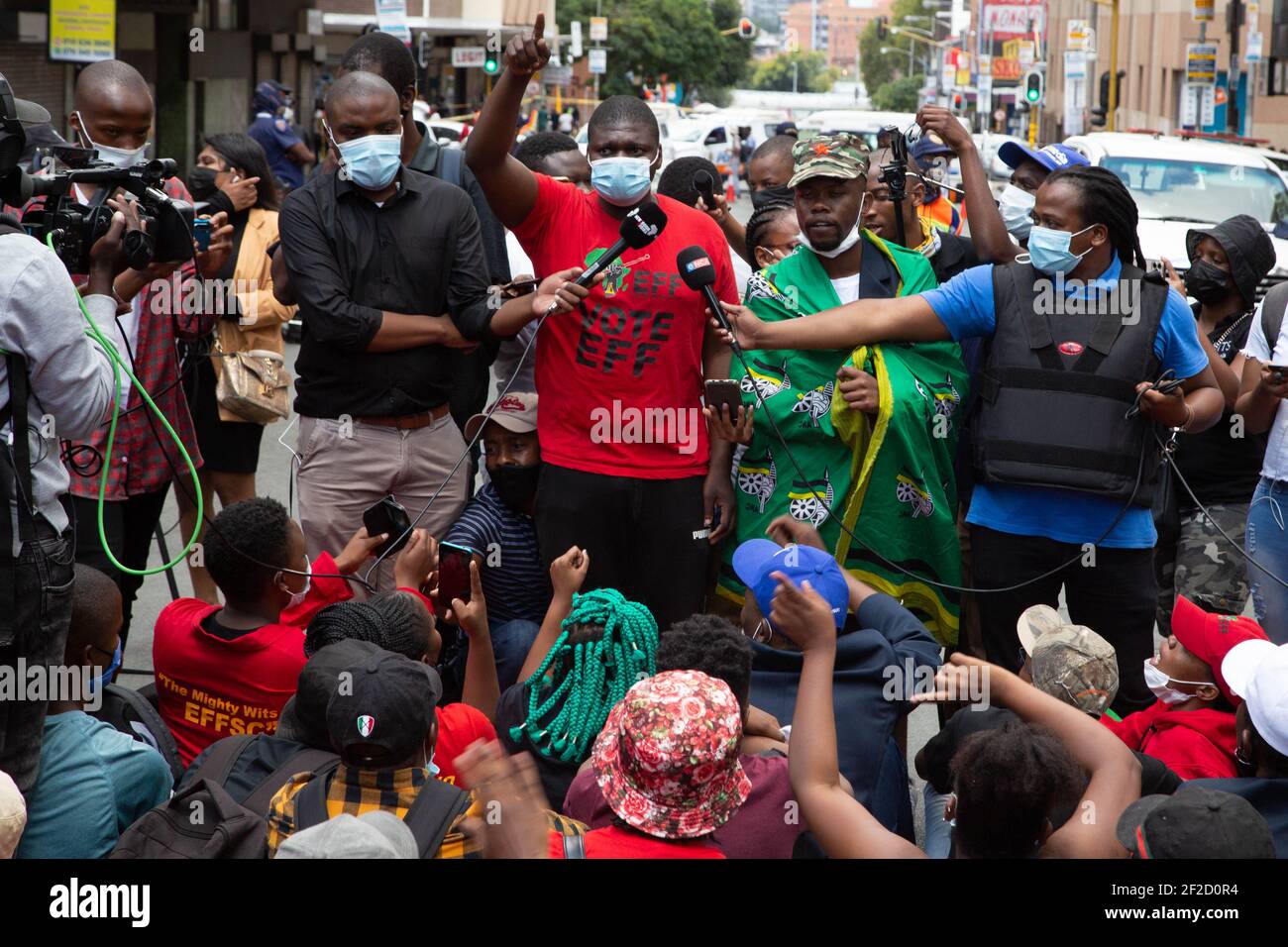 Johannesburg, Sudafrica. 10 marzo 2021. Lo studente parla durante la manifestazione.la polizia sudafricana si è mossa per disperdere gli studenti protestando contro il rifiuto da parte della WITS University di registrare quegli studenti in arretrati con tasse di iscrizione. La polizia si è scontrata con i manifestanti che stavano bloccando le strade con macerie e interrompendo il traffico a Johannesburg. Credit: Thabo Jaiyesimi/SOPA Images/ZUMA Wire/Alamy Live News Foto Stock