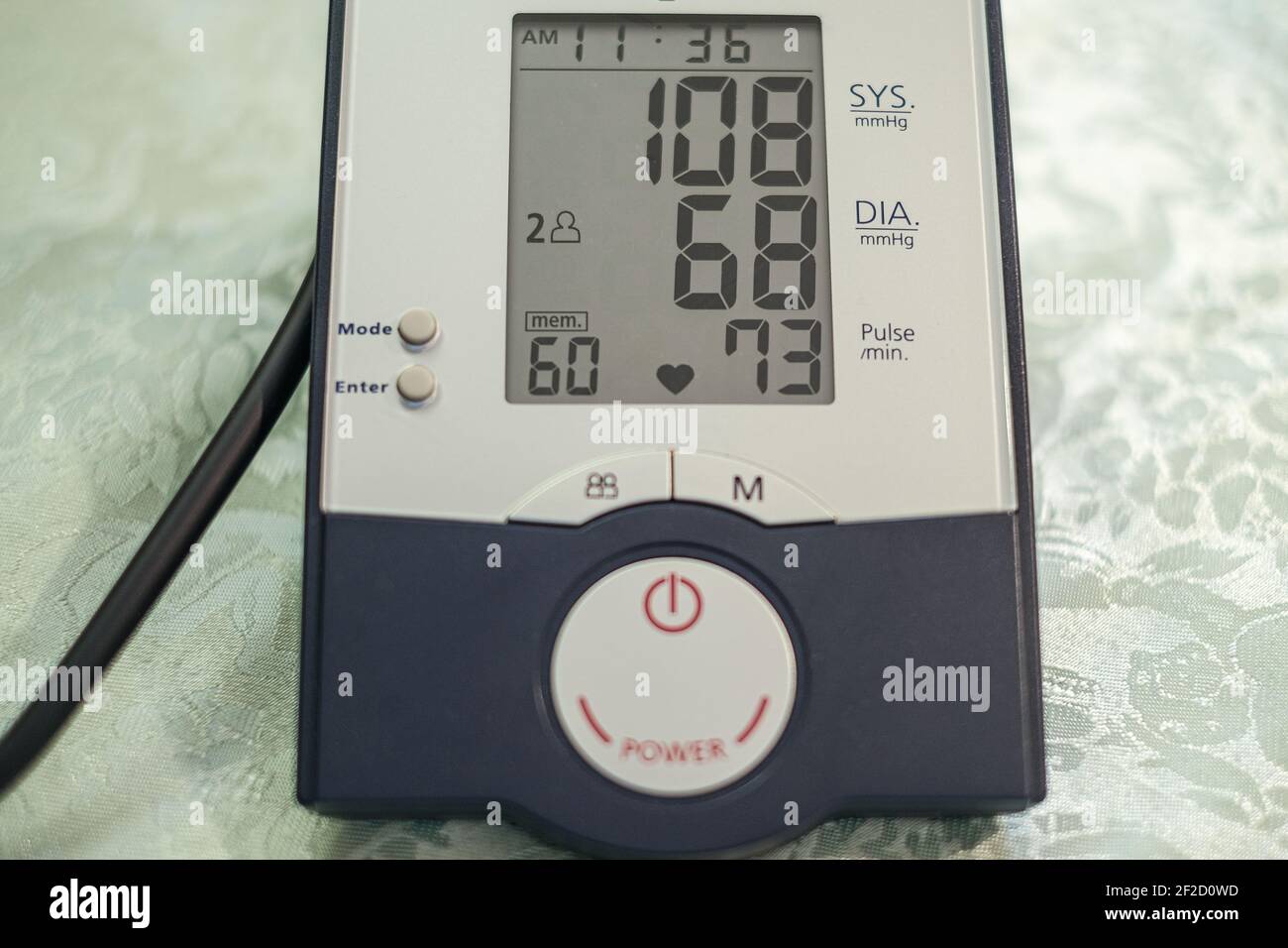 Sfigmomanometro automatico strumento domestico, misurazione della pressione sanguigna diagnostica, assistenza sanitaria Foto Stock