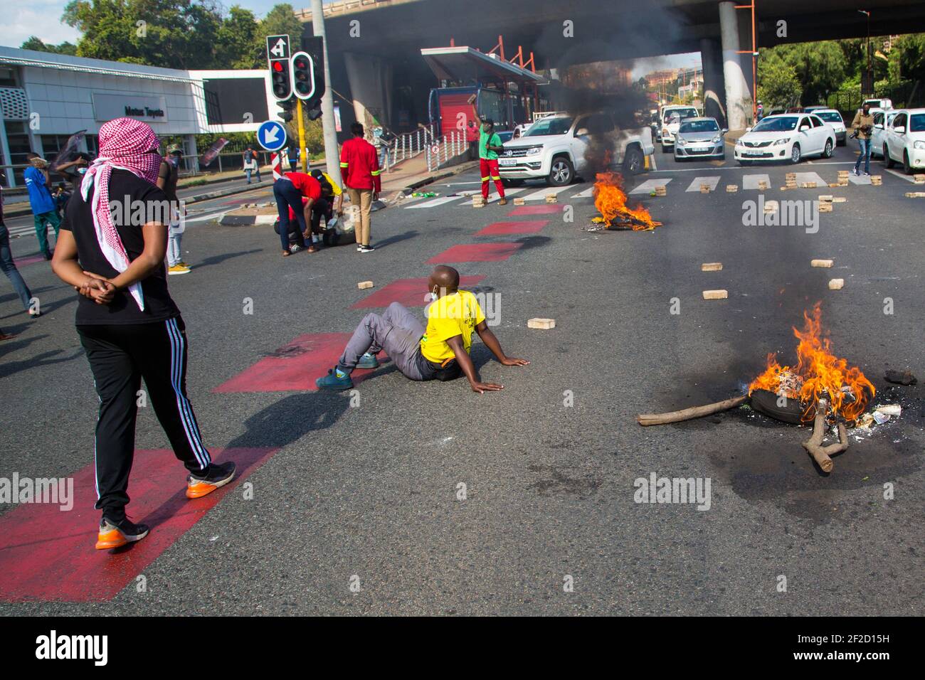 Johannesburg, Sudafrica. 10 marzo 2021. Gli studenti bloccano il traffico durante la manifestazione.la polizia sudafricana si è spostata per disperdere gli studenti protestando contro il rifiuto da parte della WITS University di registrare quegli studenti in arretrati con tasse di iscrizione. La polizia si è scontrata con i manifestanti che stavano bloccando le strade con macerie e interrompendo il traffico a Johannesburg. Credit: Thabo Jaiyesimi/SOPA Images/ZUMA Wire/Alamy Live News Foto Stock