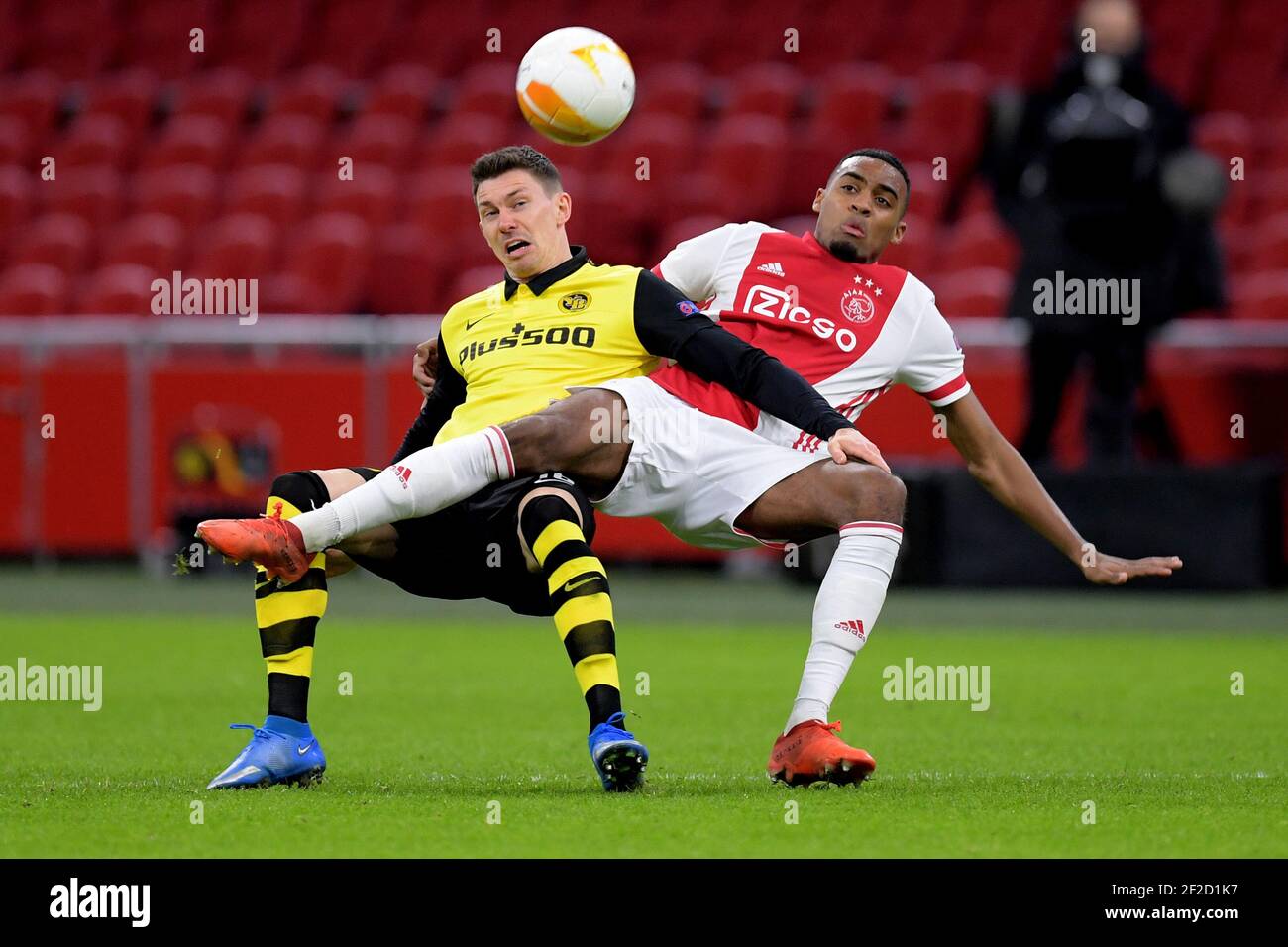 AMSTERDAM , PAESI BASSI - MARZO 11: Christian Fassnacht of Young Boys, Ryan Gravenberch di Ajax durante la Ajax contro BSC Young Boys - UEFA Europa League Foto Stock