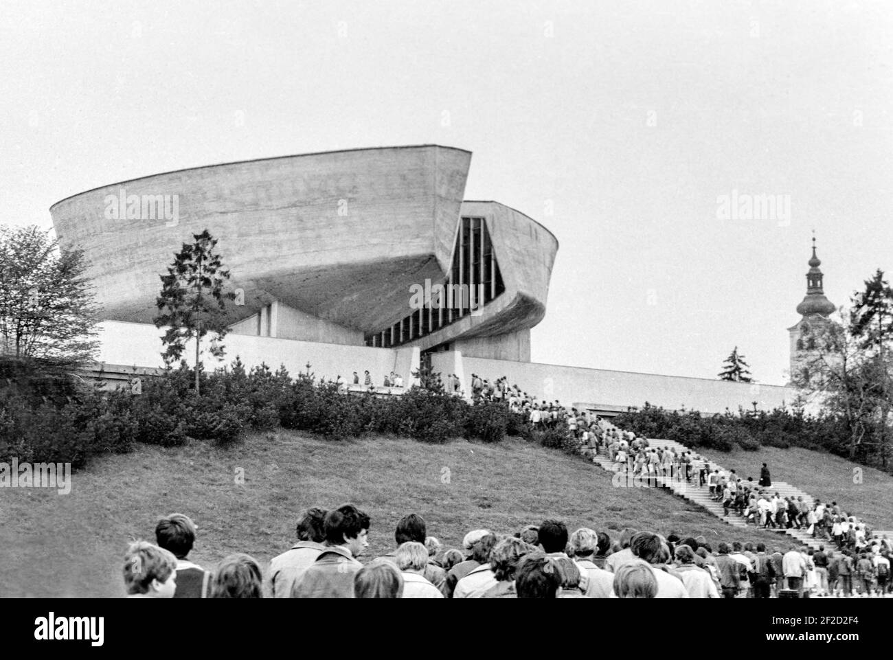 BANSKA BYSTRICA, SLOVACCHIA, 1980 anni, i bambini della scuola hanno visitato il memoriale dell'rivolta nazionale slovacca. Foto Stock
