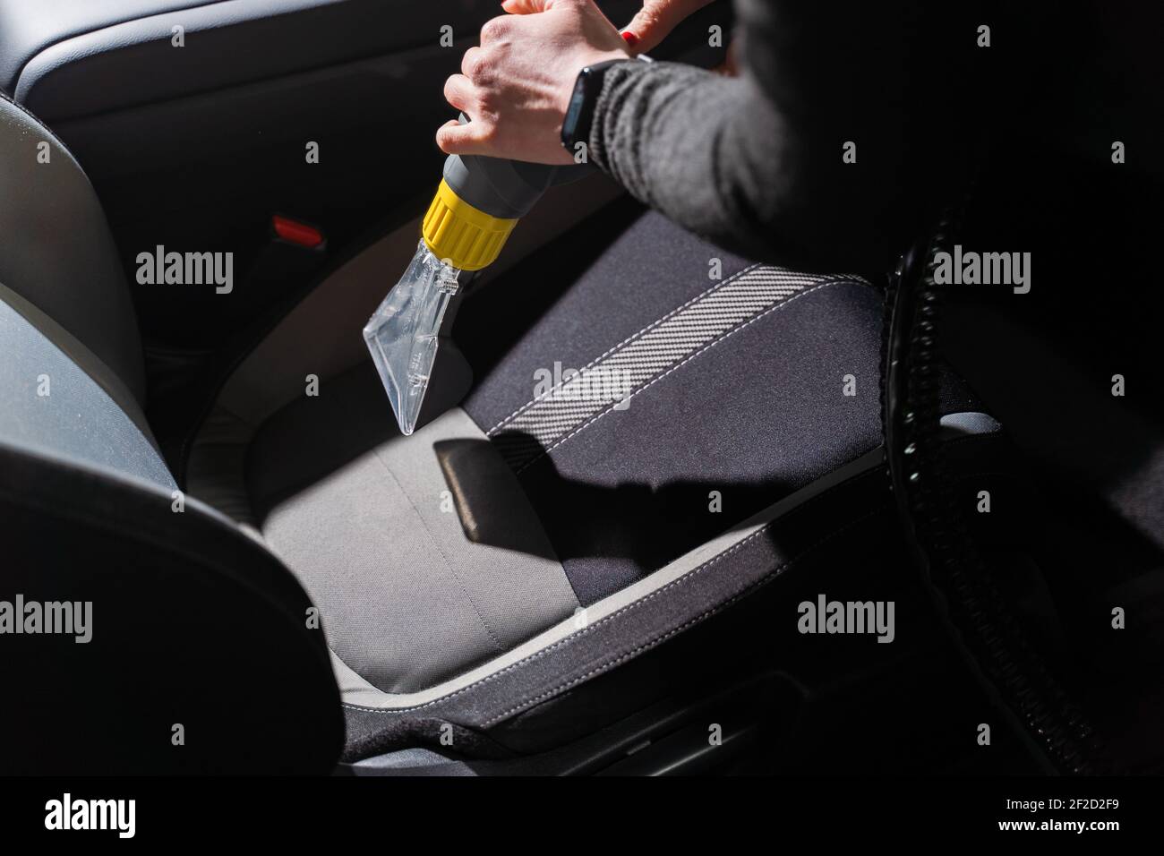 Pulizia salone auto lavaggio a secco con aspirapolvere. Uso professionale  di un aspirapolvere a vapore per rimuovere le macchie Foto stock - Alamy