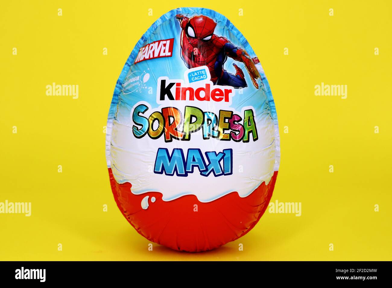 Kinder sorpresa uovo di cioccolato. Kinder Surprise è un marchio di prodotti Made in Italy di Ferrero Foto Stock