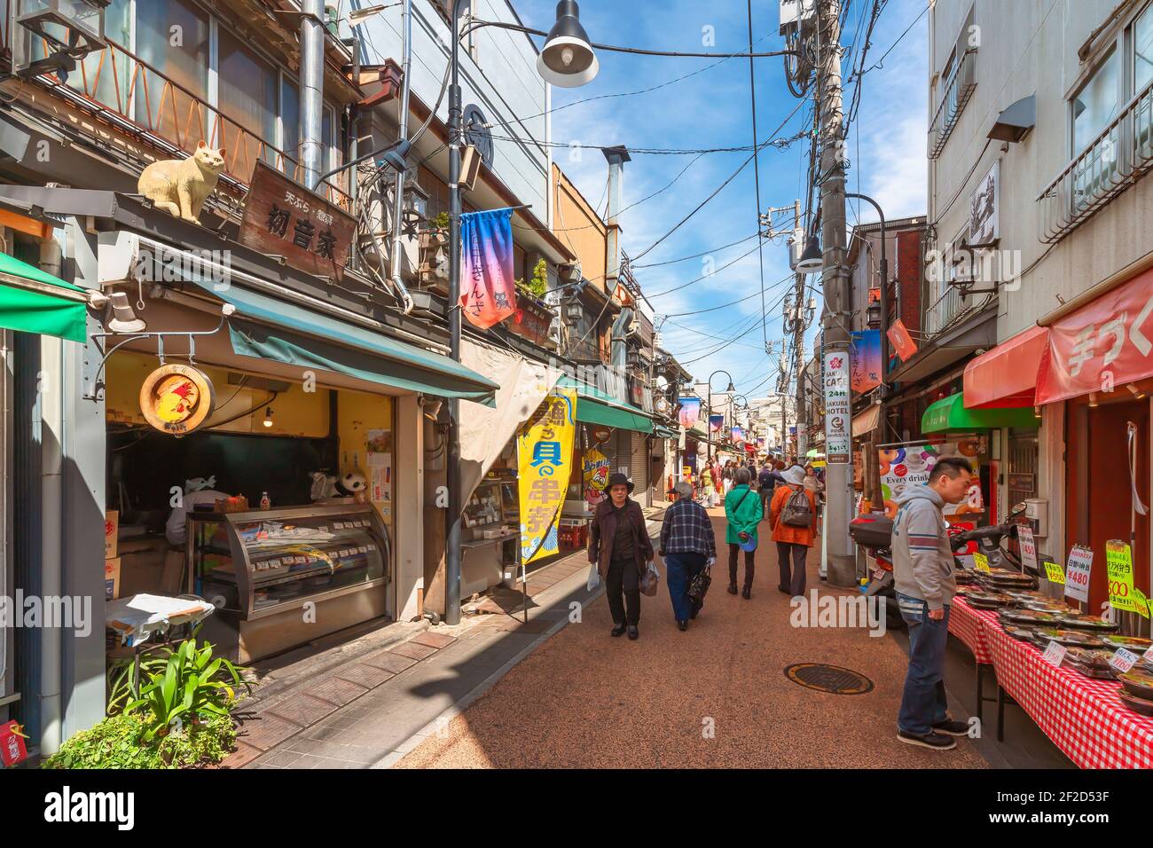 tokyo, giappone - aprile 05 2019: Vecchia strada dello shopping Yanaka-Ginza con i pedoni anziani che fanno shopping alla tempura tradizionale o bento Sho Foto Stock