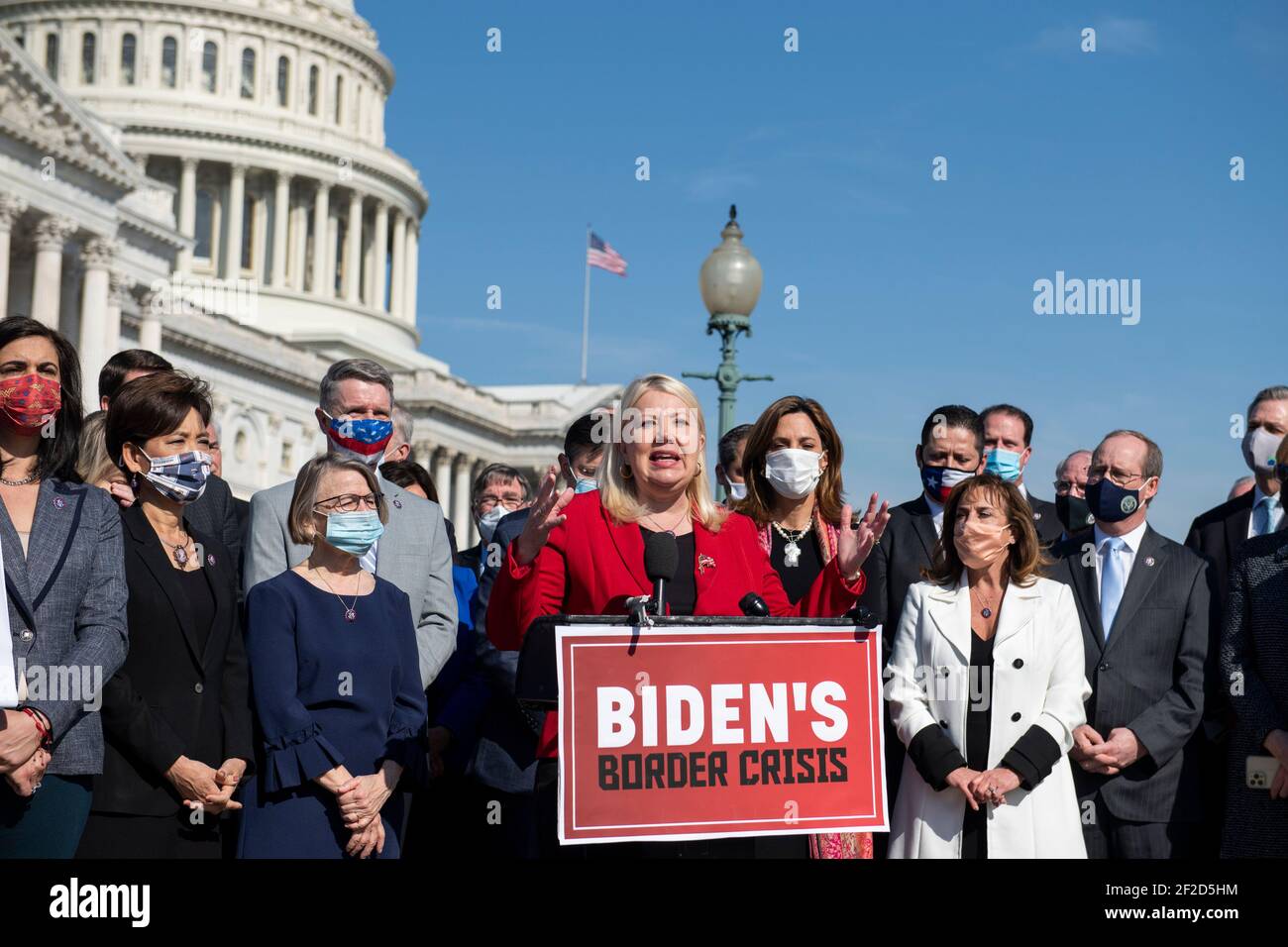 Il rappresentante degli Stati Uniti Debbie Lesko (Repubblicana dell'Arizona) è Unito da altri membri della Camera Repubblicana mentre offre osservazioni durante una conferenza stampa sulla situazione al confine meridionale degli Stati Uniti, presso il Campidoglio degli Stati Uniti a Washington, DC, giovedì 11 marzo 2021. Credit: Rod Lamkey/CNP | utilizzo in tutto il mondo Foto Stock