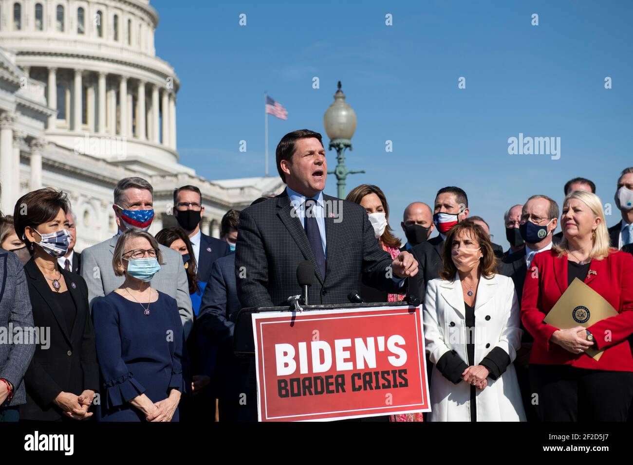 Il rappresentante degli Stati Uniti Jodey Arrington (Repubblicano del Texas) è Unito da altri membri della Camera Repubblicana mentre offre osservazioni durante una conferenza stampa sulla situazione al confine meridionale degli Stati Uniti, presso il Campidoglio degli Stati Uniti a Washington, DC, giovedì 11 marzo 2021. Credit: Rod Lamkey/CNP | utilizzo in tutto il mondo Foto Stock