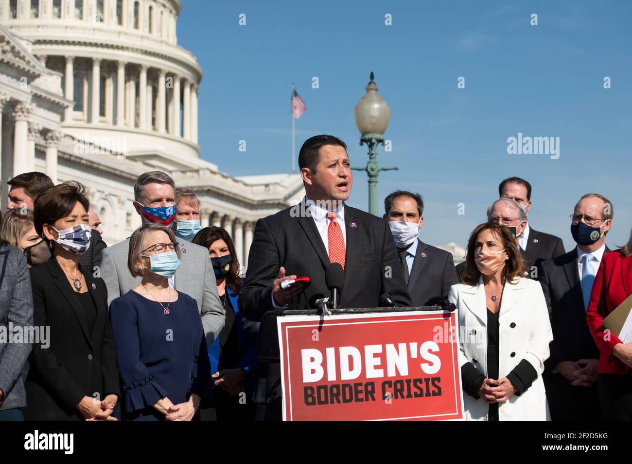 Il Rappresentante degli Stati Uniti Tony Gonzales (Repubblicano del Texas) è Unito da altri membri della Camera Repubblicana mentre offre osservazioni durante una conferenza stampa sulla situazione al confine meridionale degli Stati Uniti, presso il Campidoglio degli Stati Uniti a Washington, DC, giovedì 11 marzo 2021. Credit: Rod Lamkey/CNP | utilizzo in tutto il mondo Foto Stock