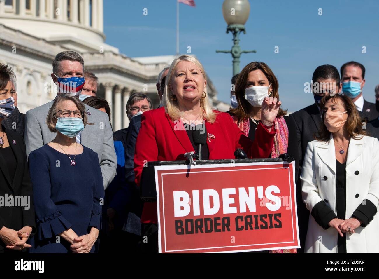 Il rappresentante degli Stati Uniti Debbie Lesko (Repubblicana dell'Arizona) è Unito da altri membri della Camera Repubblicana mentre offre osservazioni durante una conferenza stampa sulla situazione al confine meridionale degli Stati Uniti, presso il Campidoglio degli Stati Uniti a Washington, DC, giovedì 11 marzo 2021. Credit: Rod Lamkey/CNP | utilizzo in tutto il mondo Foto Stock