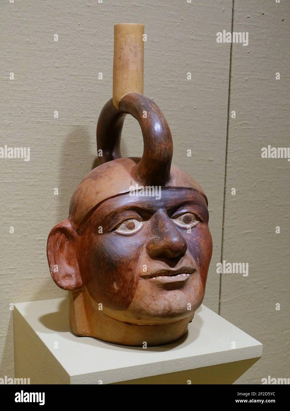 Tubo con beccuccio a staffa con testa verticale, Moche, Perù, c.. 100-500 d.C., ceramica, polychrome Slip Foto Stock