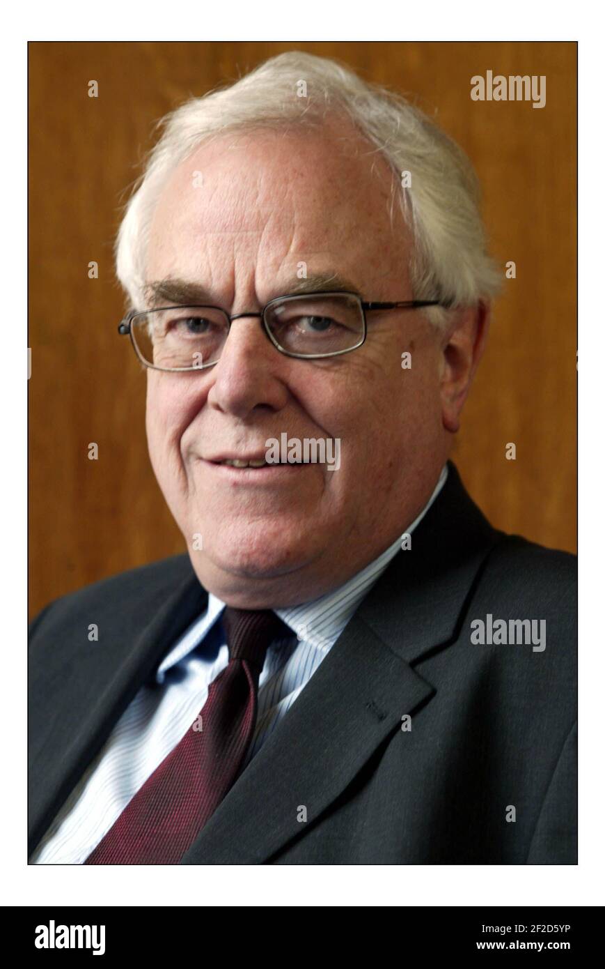 Stephen Nickell un membro del Comitato di politica monetaria nel suo ufficio nella Banca d'Inghilterra.Pic DAVID SANDISON. 25/2/2005 Foto Stock