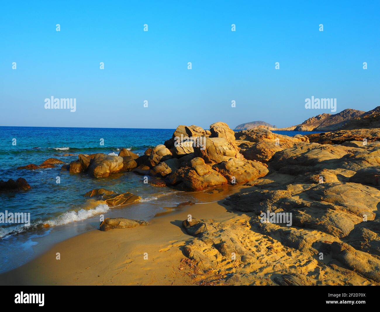 Suggestive formazioni rocciose sulla spiaggia di sabbia illuminate dal bagliore del tramonto sull'isola di Serifos, in Grecia Foto Stock Suggestive formazioni rocciose sulla spiaggia di sabbia illuminate dal bagliore del tramonto sull'isola di Serifos, in Grecia Foto Stock