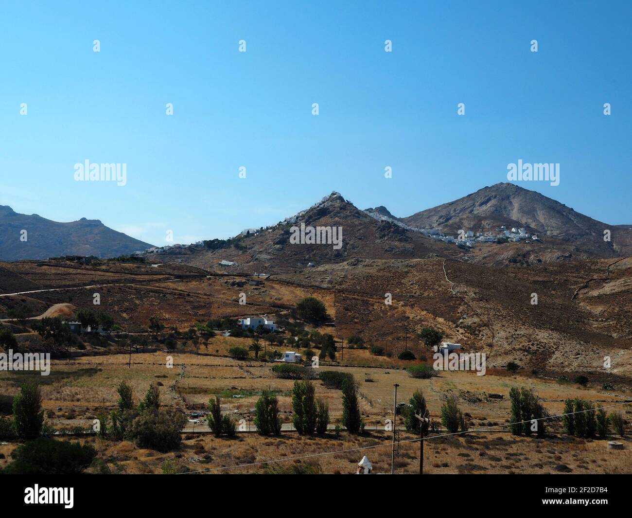 Vista panoramica sull'isola di Serifos, che mostra la città di Hora (Chora) sulla collina nel pomeriggio estivo Foto Stock Vista panoramica sull'isola di Serifos, che mostra la città di Hora (Chora) sulla collina nel pomeriggio estivo Foto Stock