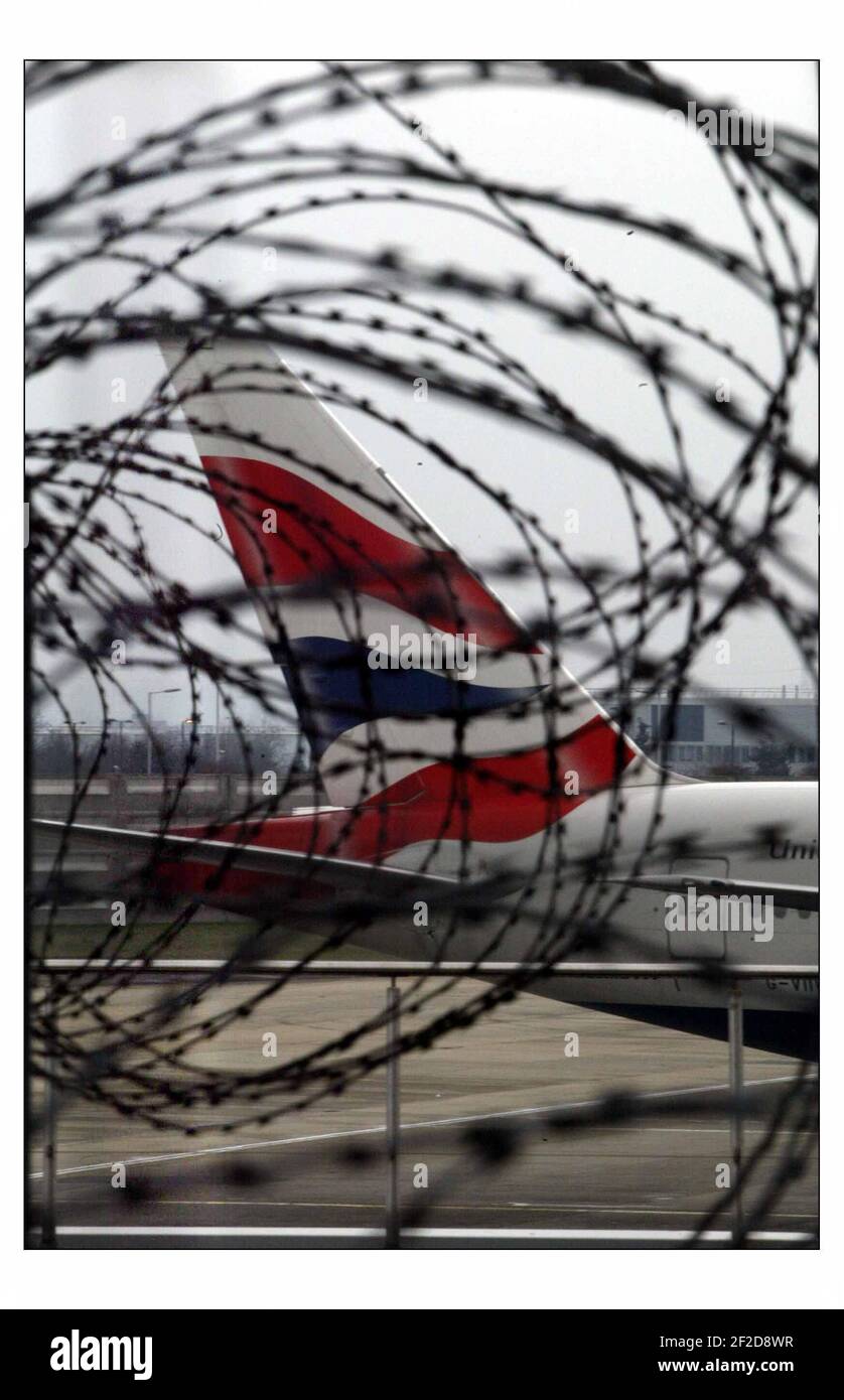 Il volo BA 223 per Washington è ritardato per motivi di sicurezza A Heathrow, pic David Sandison 2/1/2004 Foto Stock