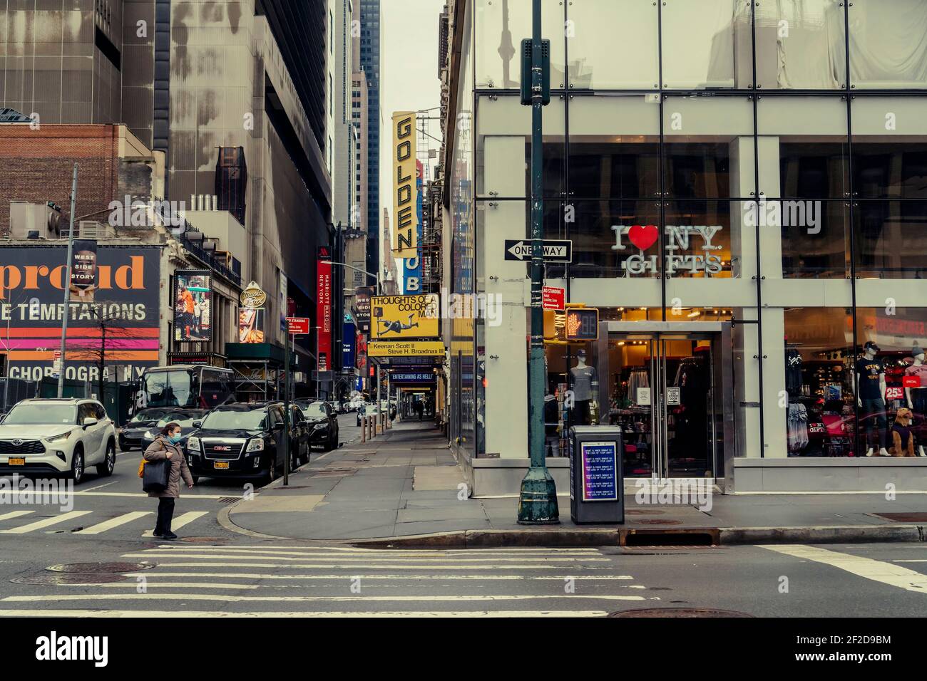 Chiuso i teatri di Broadway, compreso il Golden Theatre, a New York a causa della pandemia COVID-19 di sabato 27 febbraio 2021. Il primo nuovo marchese dall'inizio della pandemia è stato installato sul Golden Theatre per il primo nuovo gioco dalla pandemia, 'pensieri di un uomo colorato' dal drammaturgo Keenan Scott II (© Richard B. Levine) Foto Stock