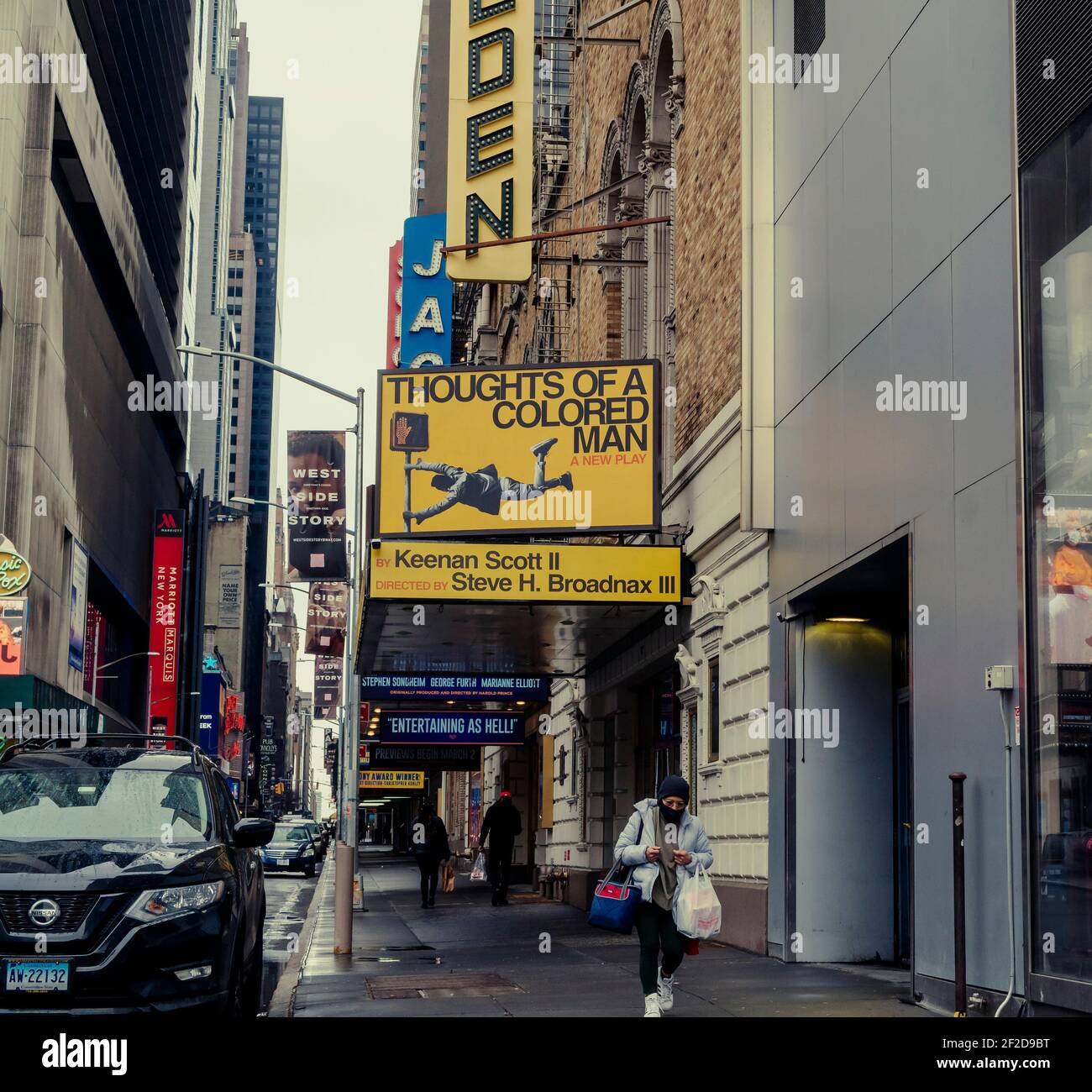 Chiuso i teatri di Broadway, compreso il Golden Theatre, a New York a causa della pandemia COVID-19 di sabato 27 febbraio 2021. Il primo nuovo marchese dall'inizio della pandemia è stato installato sul Golden Theatre per il primo nuovo gioco dalla pandemia, 'pensieri di un uomo colorato' dal drammaturgo Keenan Scott II (© Richard B. Levine) Foto Stock