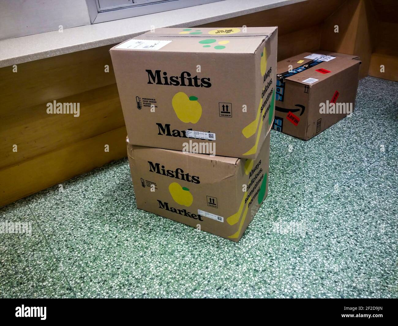 Una consegna da Misfits nella lobby dell'edificio degli appartamenti nel quartiere Chelsea di New York mercoledì 24 febbraio 2021. Misfits è un servizio di abbonamento alimentare che vende frutta e verdura giudicata troppo danneggiata o esteticamente poco attraente dai distributori convenzionali. (© Richard B. Levine) Foto Stock