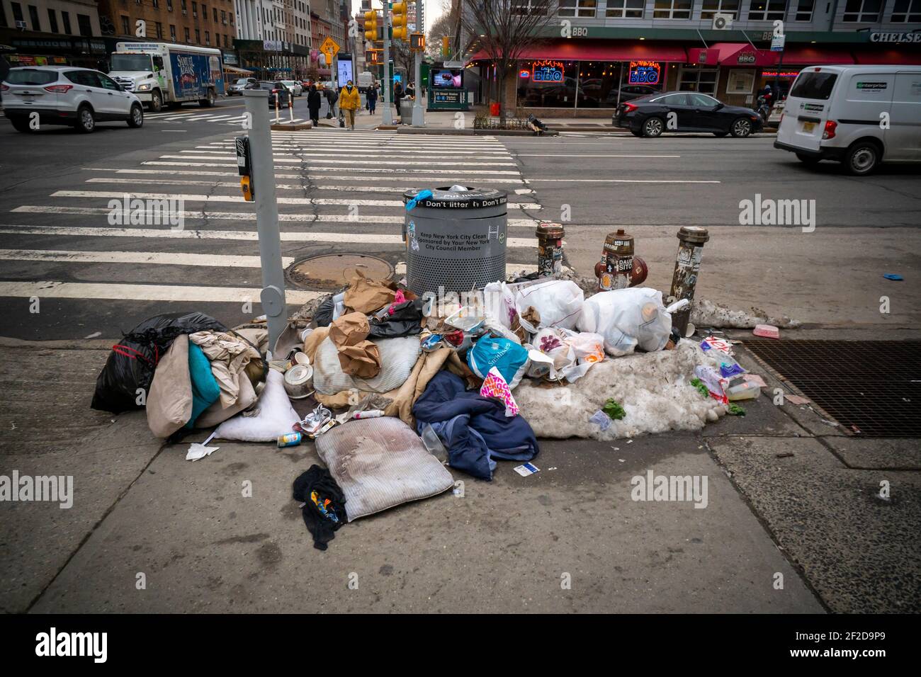 Una selezione fine di spazzatura da un ricettacolo traboccante della spazzatura di strada a New York il martedì 23 febbraio 2021. (© Richard B. Levine) Foto Stock