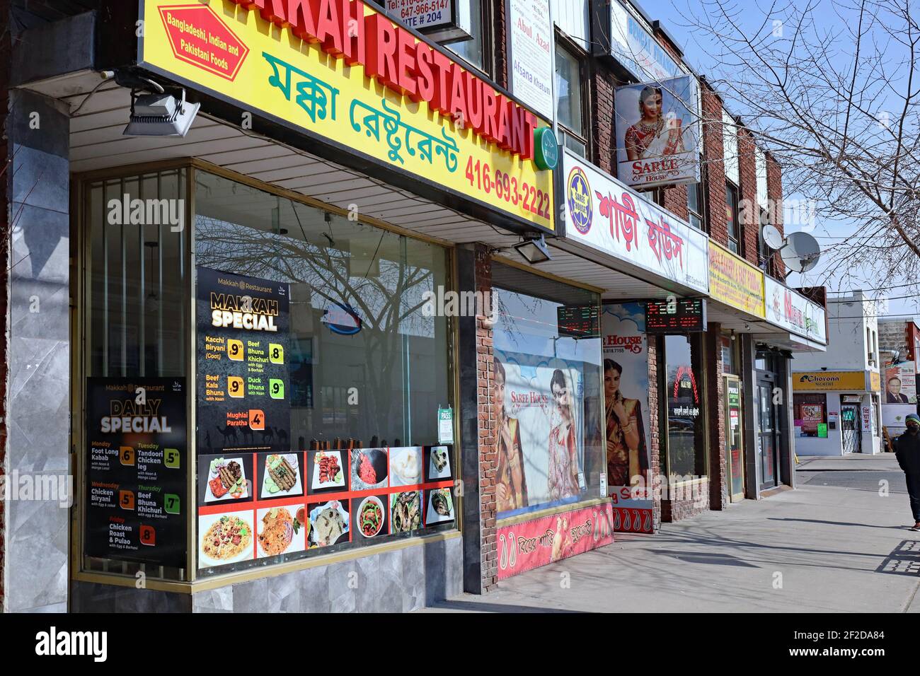 Toronto, Canada - 10 marzo 2021: I quartieri degli immigrati hanno negozi etnici che creano una variopinta diversità in città Foto Stock