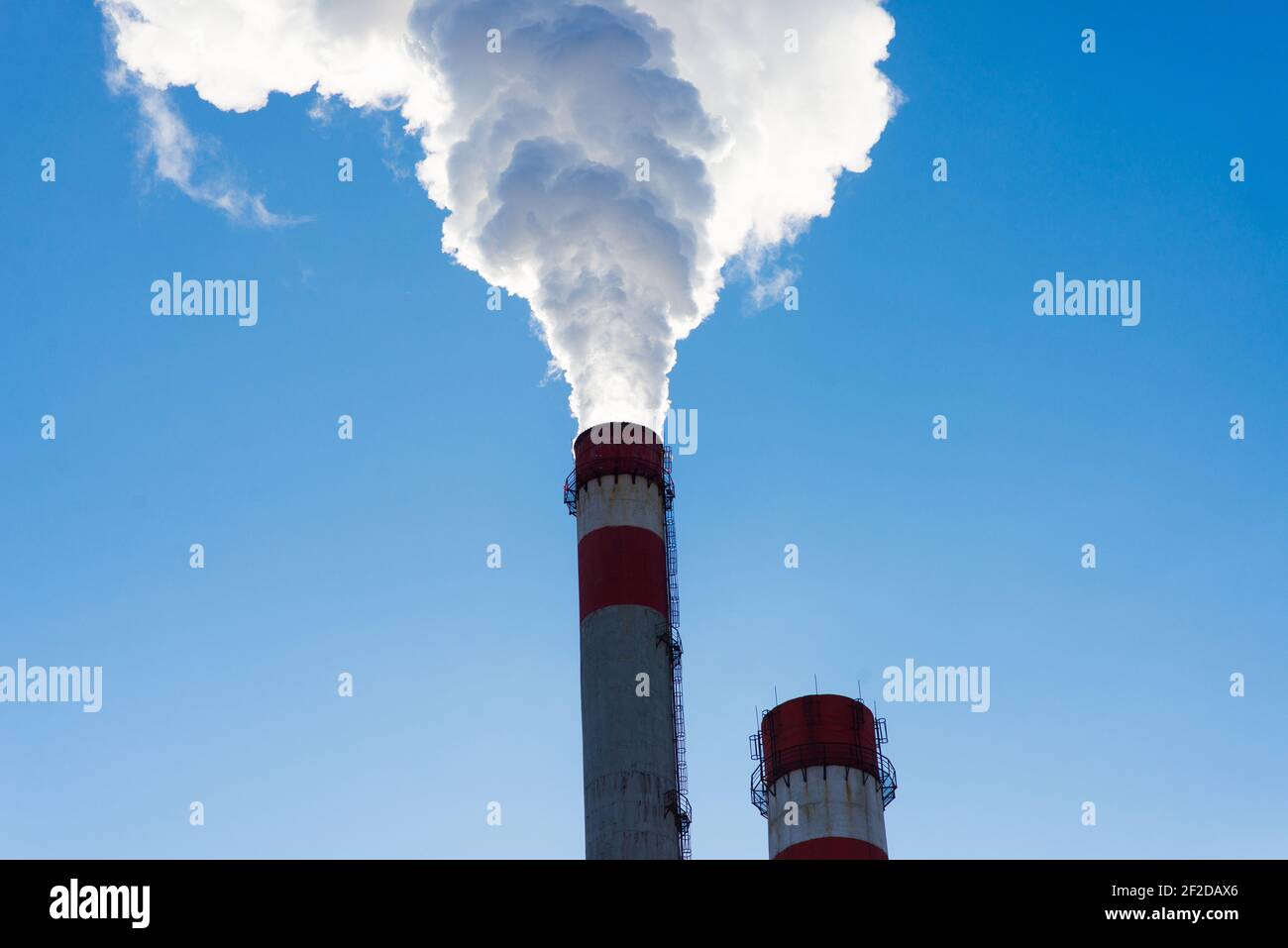 Paesaggio Industriale, Gru, Tubi Con Fumo. Inquinamento Atmosferico Da ...