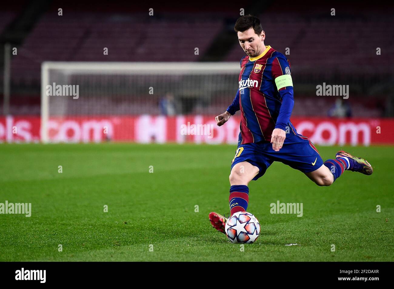 Barcellona, Spagna - 08 dicembre 2020: Lionel messi del FC Barcelona calcia la palla durante la partita di calcio del gruppo G UEFA Champions League tra il FC Barcelona e la Juventus. La Juventus FC ha vinto nel 3-0 il FC Barcelona. Credit: Nicolò campo/Alamy Live News Foto Stock