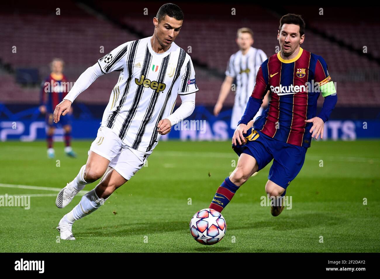 Barcellona, Spagna - 08 dicembre 2020: Cristiano Ronaldo (L) della Juventus FC viene sfidato da Lionel messi del FC Barcelona durante la partita di calcio della UEFA Champions League Group G tra FC Barcelona e Juventus. La Juventus FC ha vinto nel 3-0 il FC Barcelona. Credit: Nicolò campo/Alamy Live News Foto Stock
