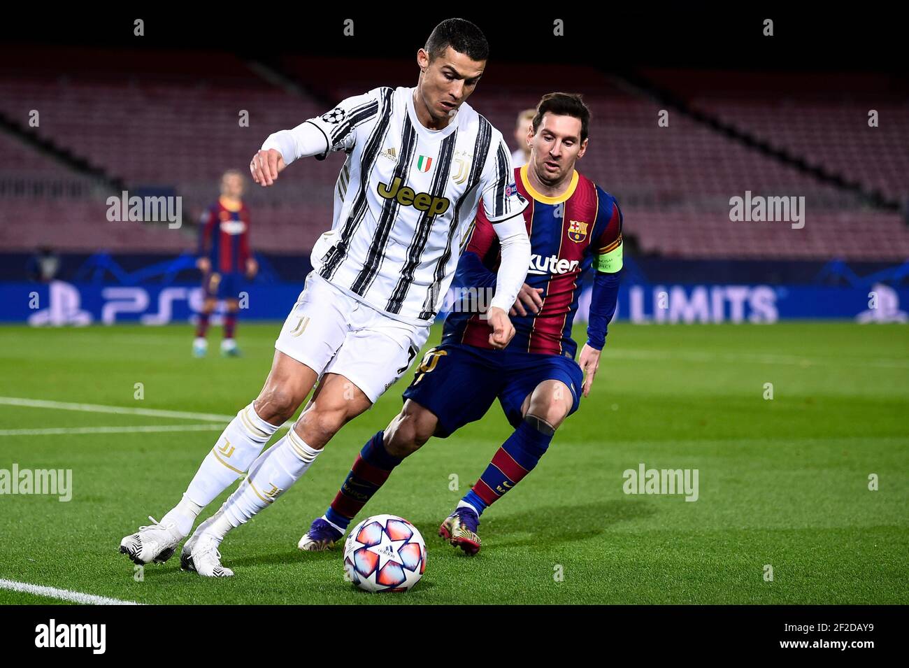 Barcellona, Spagna - 08 dicembre 2020: Cristiano Ronaldo (L) della Juventus FC viene sfidato da Lionel messi del FC Barcelona durante la partita di calcio della UEFA Champions League Group G tra FC Barcelona e Juventus. La Juventus FC ha vinto nel 3-0 il FC Barcelona. Credit: Nicolò campo/Alamy Live News Foto Stock