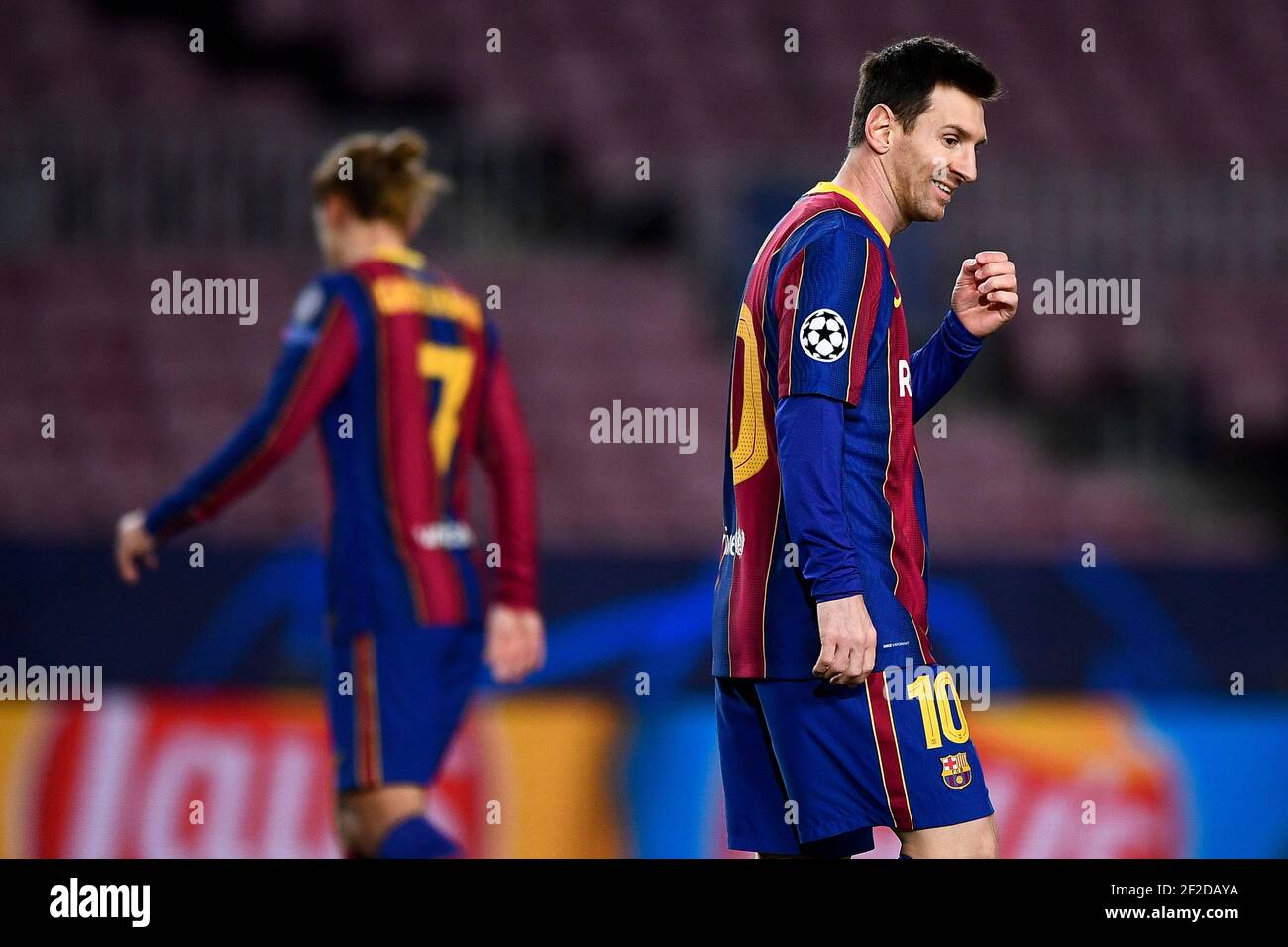 Barcellona, Spagna - 08 dicembre 2020: Lionel messi (R) del FC Barcelona sorride durante la partita di calcio della UEFA Champions League Group G tra il FC Barcelona e la Juventus. La Juventus FC ha vinto nel 3-0 il FC Barcelona. Credit: Nicolò campo/Alamy Live News Foto Stock
