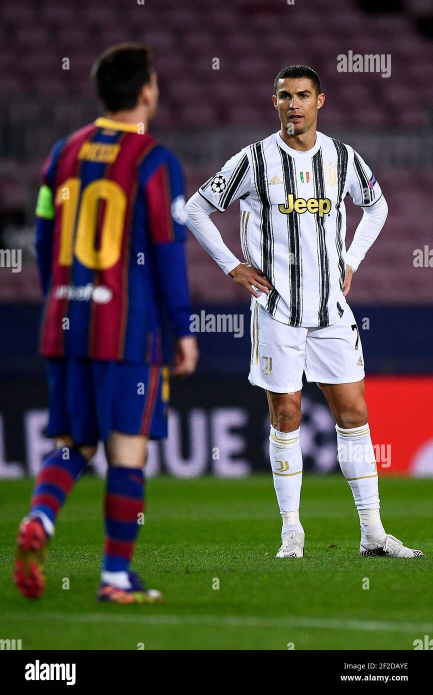 Barcellona, Spagna - 08 dicembre 2020: Cristiano Ronaldo (R) della Juventus FC e Lionel messi del FC Barcelona sono presenti durante la partita di calcio della UEFA Champions League Group G tra FC Barcelona e Juventus. La Juventus FC ha vinto nel 3-0 il FC Barcelona. Credit: Nicolò campo/Alamy Live News Foto Stock