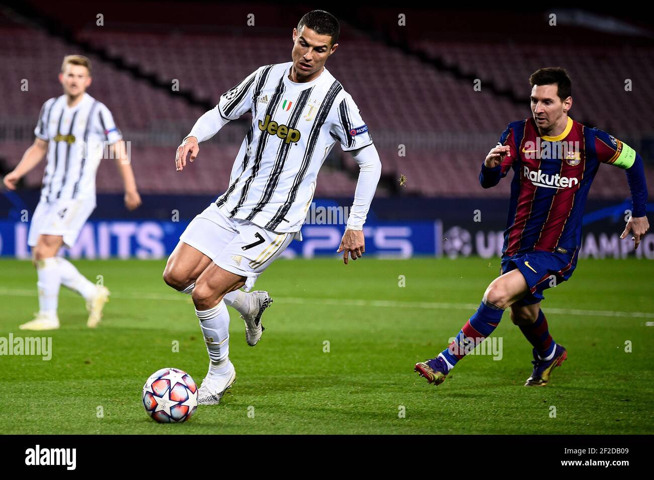 Barcellona, Spagna - 08 dicembre 2020: Cristiano Ronaldo (L) della Juventus FC viene sfidato da Lionel messi del FC Barcelona durante la partita di calcio della UEFA Champions League Group G tra FC Barcelona e Juventus. La Juventus FC ha vinto nel 3-0 il FC Barcelona. Credit: Nicolò campo/Alamy Live News Foto Stock