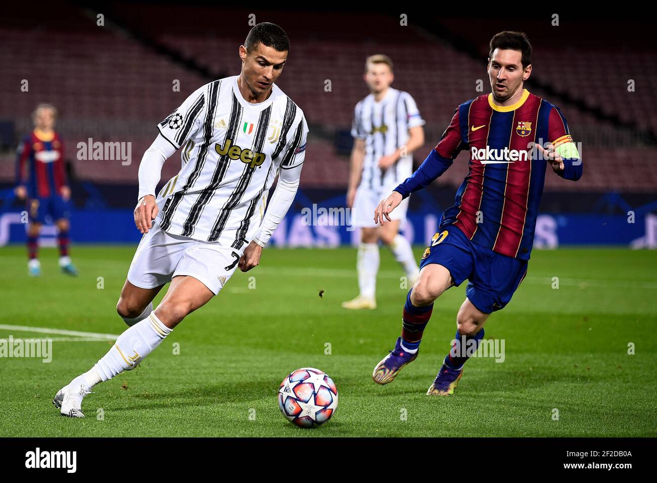 Barcellona, Spagna - 08 dicembre 2020: Cristiano Ronaldo (L) della Juventus FC viene sfidato da Lionel messi del FC Barcelona durante la partita di calcio della UEFA Champions League Group G tra FC Barcelona e Juventus. La Juventus FC ha vinto nel 3-0 il FC Barcelona. Credit: Nicolò campo/Alamy Live News Foto Stock