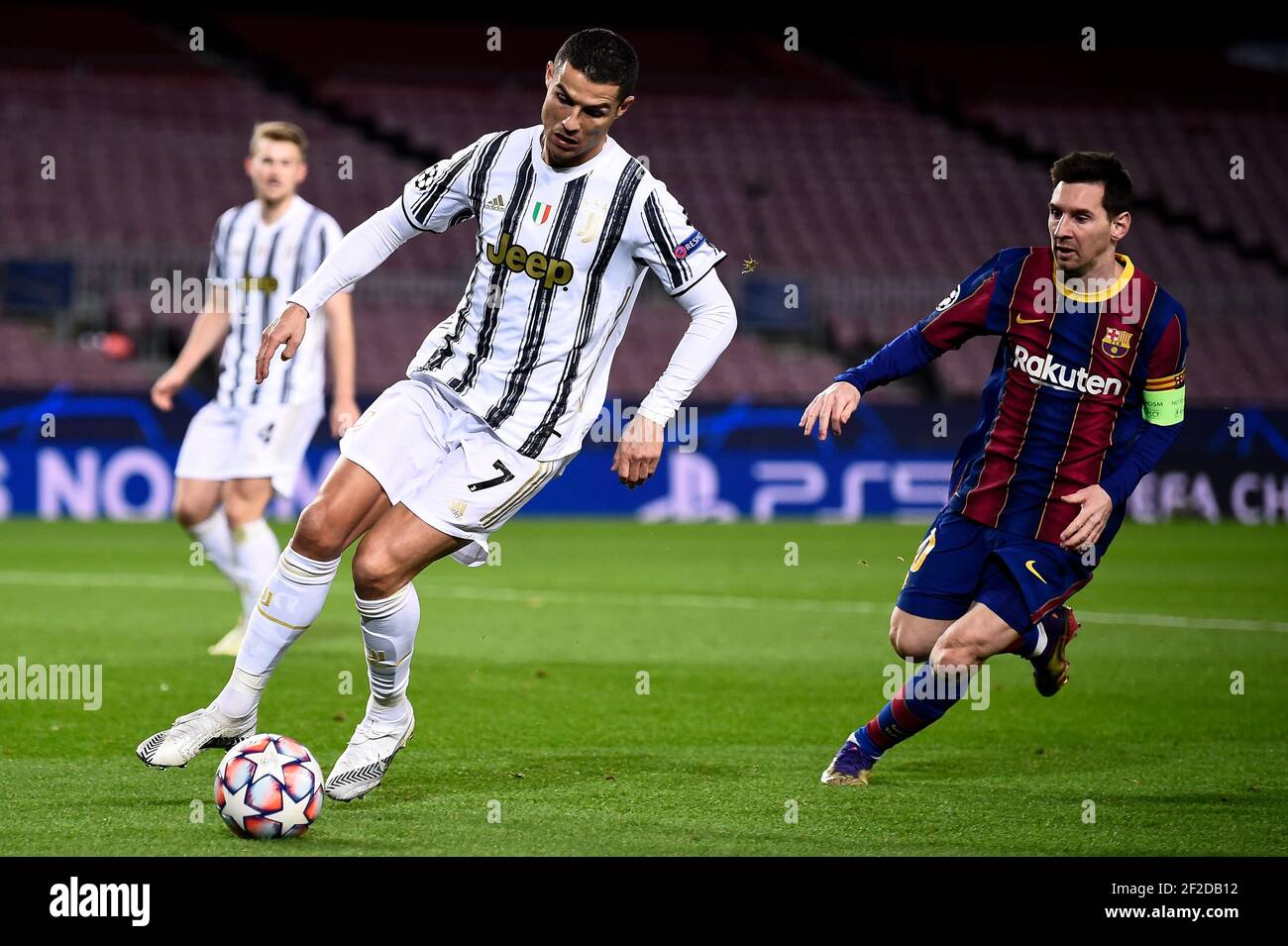 Barcellona, Spagna - 08 dicembre 2020: Cristiano Ronaldo (L) della Juventus FC viene sfidato da Lionel messi del FC Barcelona durante la partita di calcio della UEFA Champions League Group G tra FC Barcelona e Juventus. La Juventus FC ha vinto nel 3-0 il FC Barcelona. Credit: Nicolò campo/Alamy Live News Foto Stock