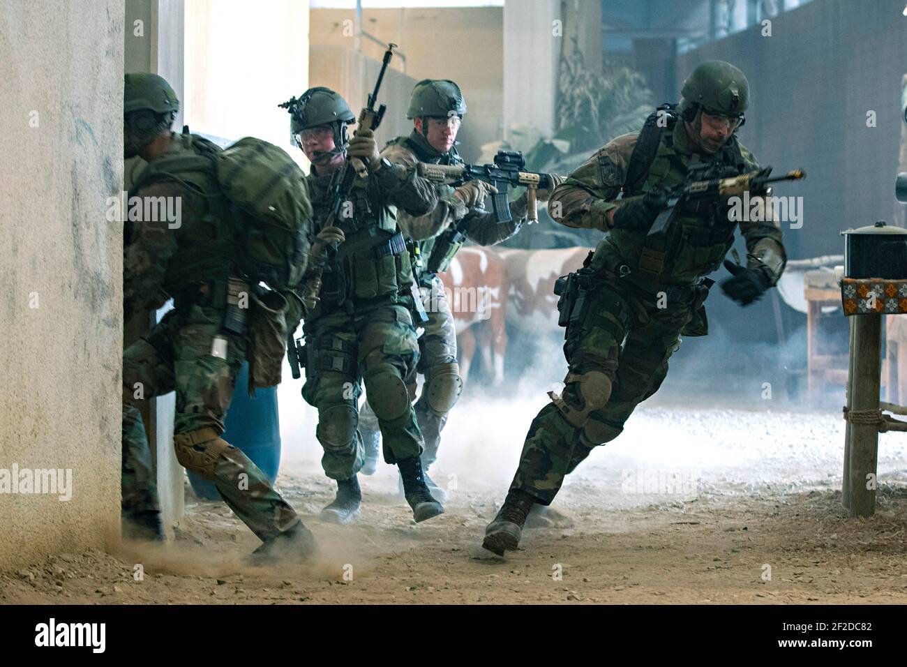 Jacksonville, Stati Uniti. 10 marzo 2021. I Marines olandesi con la 32ma Squadron Raiding simulano uno scenario di combattimento in un addestratore di immersione di fanteria durante l'esercitazione del Guerriero urbano caraibico al Camp Lejeune 10 marzo 2021 a Jacksonville, Carolina del Nord. Credit: Planetpix/Alamy Live News Foto Stock