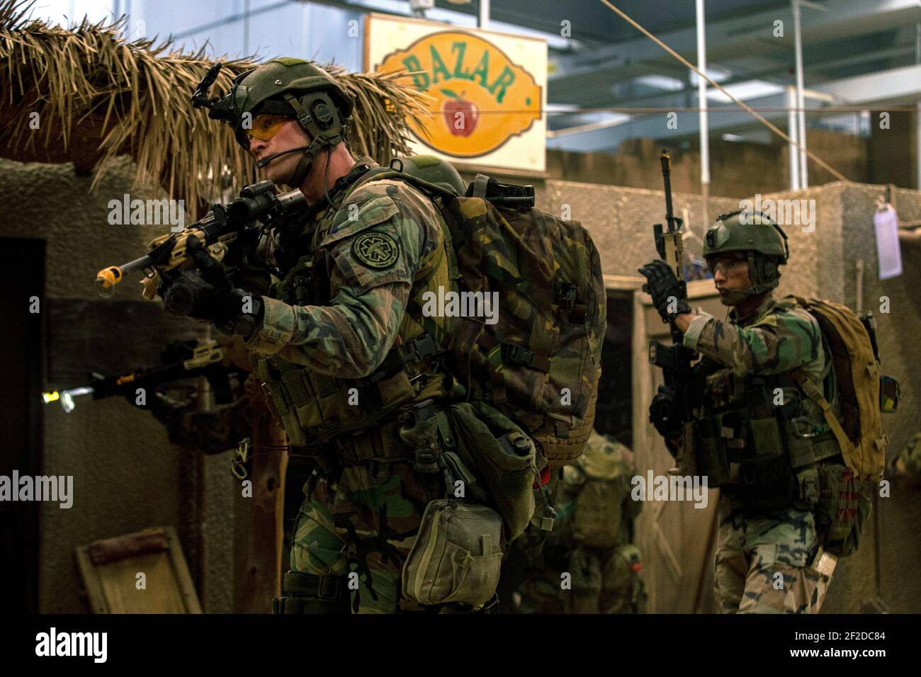 Jacksonville, Stati Uniti. 10 marzo 2021. I Marines olandesi con la 32ma Squadron Raiding simulano uno scenario di combattimento in un addestratore di immersione di fanteria durante l'esercitazione del Guerriero urbano caraibico al Camp Lejeune 10 marzo 2021 a Jacksonville, Carolina del Nord. Credit: Planetpix/Alamy Live News Foto Stock