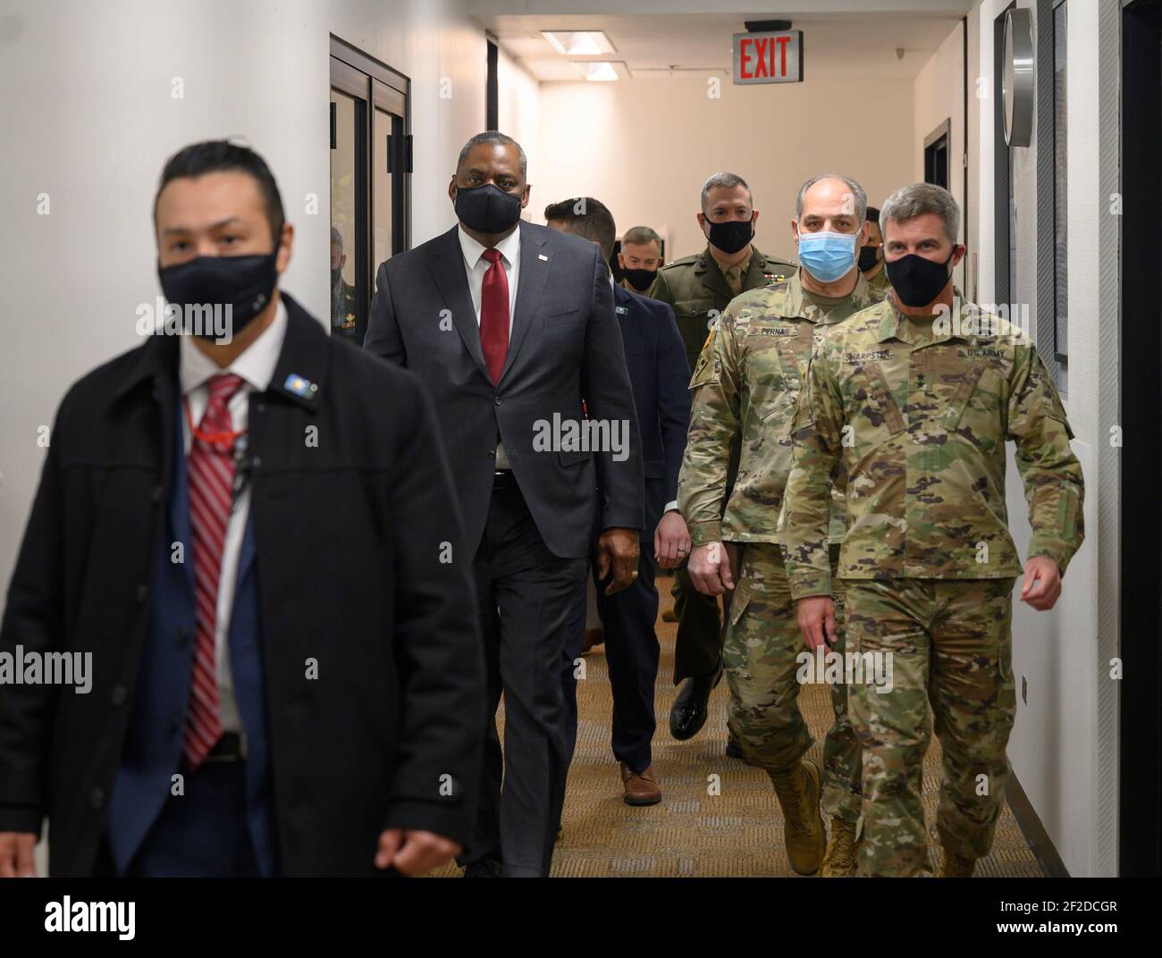 Washington, Stati Uniti d'America. 10 marzo 2021. Austin III, sinistra, e Federale COVID-19 Vaccines COO Gen. Gustave F. Perna, destra, e Federale COVID-19 Vaccines Information Technology Lead Colon. Robert J. Mikesh, Jr., visitare il Federal Vaccine Operations Center al Hubert H. Humphrey Building 10 marzo 2021 a Washington, DC. Credit: Planetpix/Alamy Live News Foto Stock