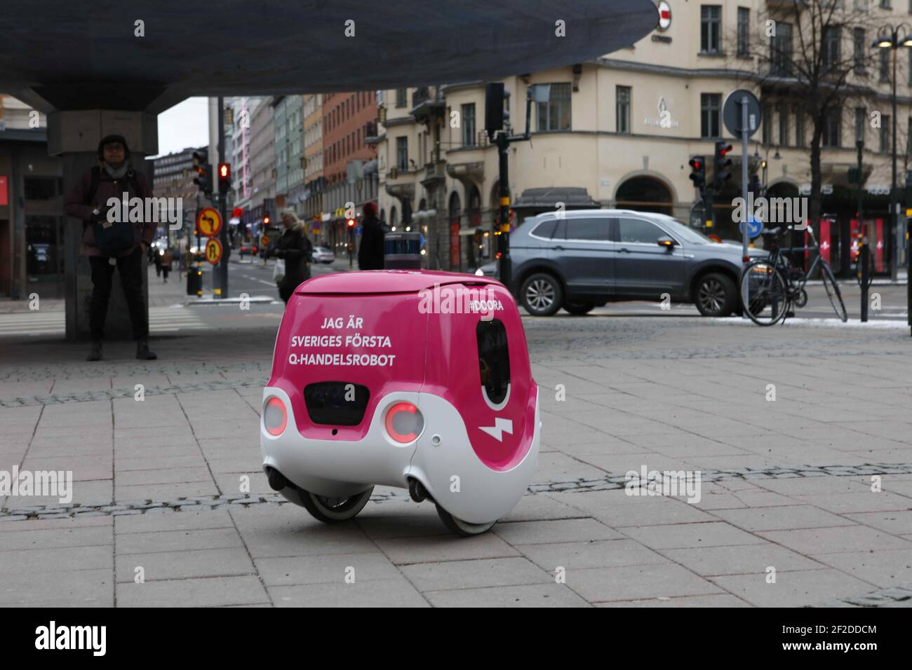 (210311) -- STOCCOLMA, 11 marzo 2021 (Xinhua) -- Doora, un robot di consegna a domicilio autoportante, è visto durante una prova a Stoccolma, Svezia, 11 marzo 2021. L'operatore svedese di telecomunicazioni Tele2 e il fornitore di commercio Q (rapido) Foodora ha annunciato giovedì la prova di Doora, un robot di consegna a casa auto-guida. (Tele2/Handout via Xinhua) Foto Stock