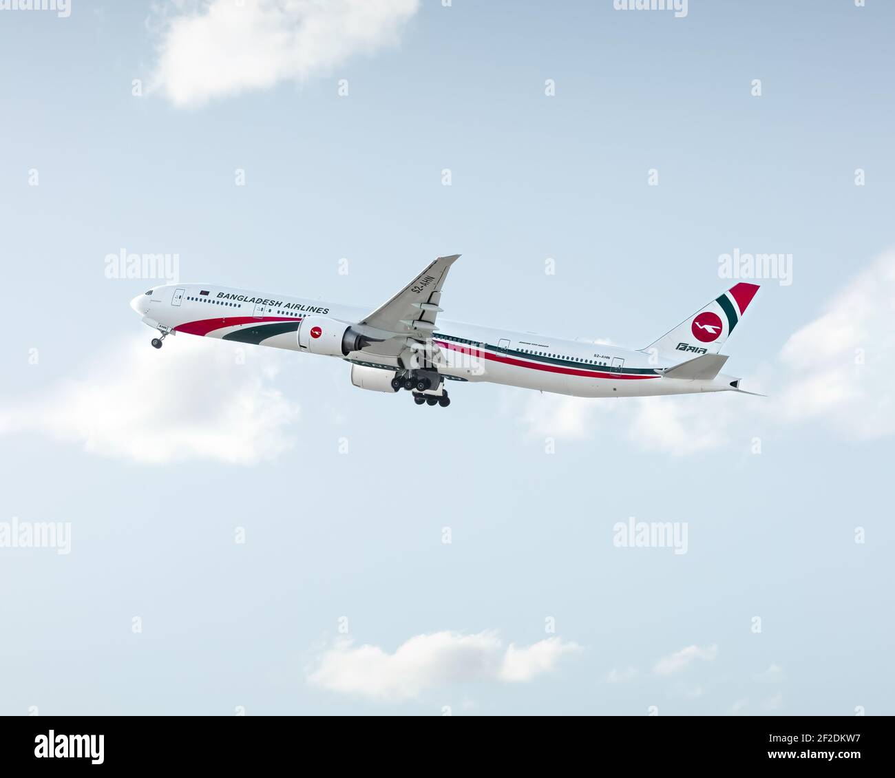 Londra, Regno Unito, 2019 giugno - Bangladesh Airlines, Boeing 777, decollo in un cielo blu luminoso con nuvole sparse. Foto Stock