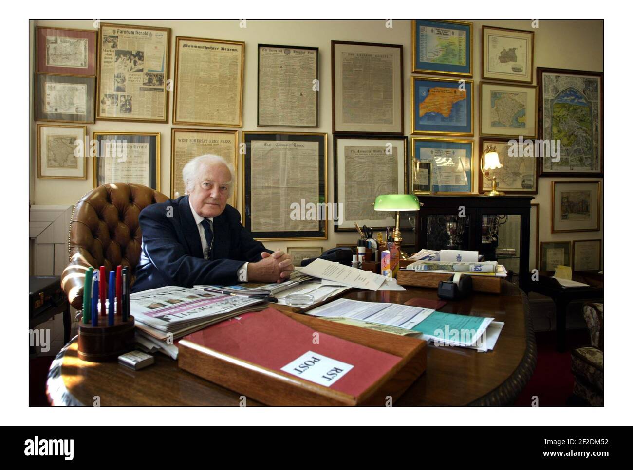 Sir Ray Tindle, proprietario del Tindle Newspaper Group at La sede del gruppo nel vecchio tribunale di Farnham.pic David Sandison 11/8/2005 Foto Stock