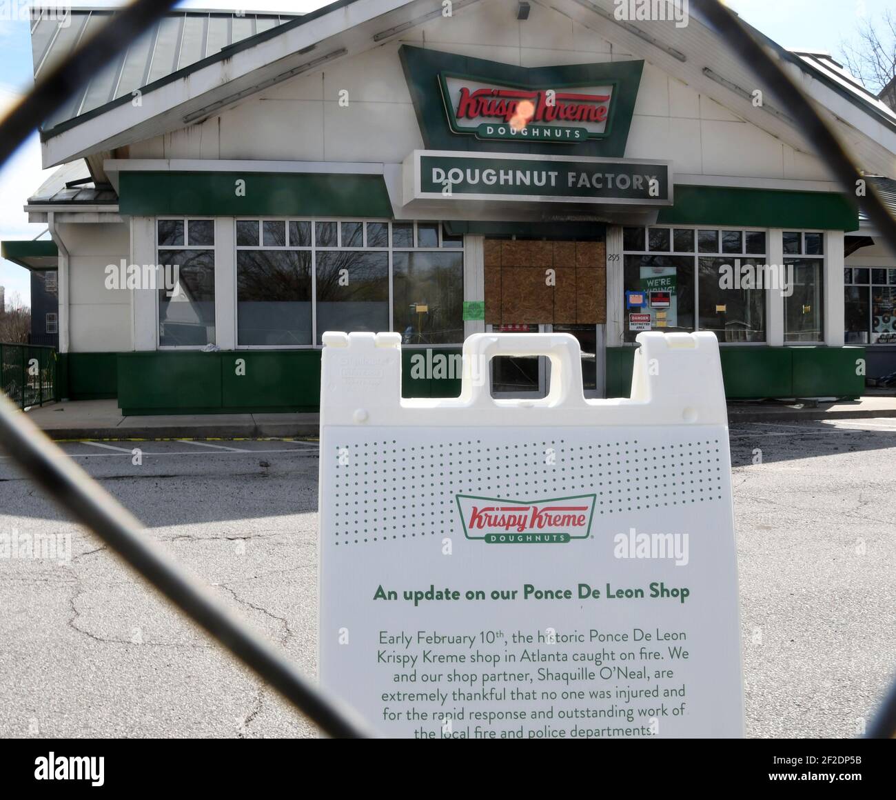 Atlanta, Georgia, Stati Uniti. 11 Marzo 2021. Il punto di riferimento Krispy Kreme Donuts negozio di proprietà dell'ex stella NBA Shaquille OÃ¢â‚¬â„¢Neal, che è stato bruciato in un incendio arson 10 febbraio 2021 ad Atlanta, Georgia è mostrato Giovedi 11 marzo 2021. OÃ¢â‚¬â„¢Neal continua a pagare i dipendenti fino alla riapertura del negozio. Il negozio si trova in Avenida Ponce de Leon ad Argonne. (Immagine di credito: © Mark HertzbergZUMA Wire) Foto Stock