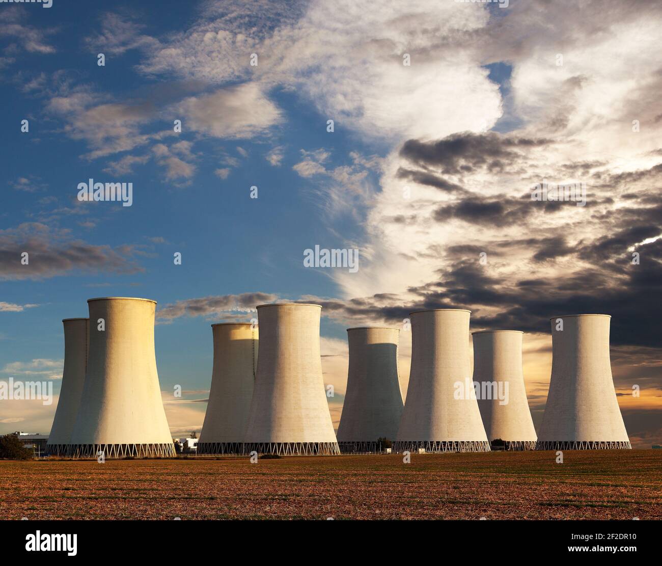 Vista serale del tramonto della centrale nucleare Jaslovske Bohunice - Slovacchia Foto Stock