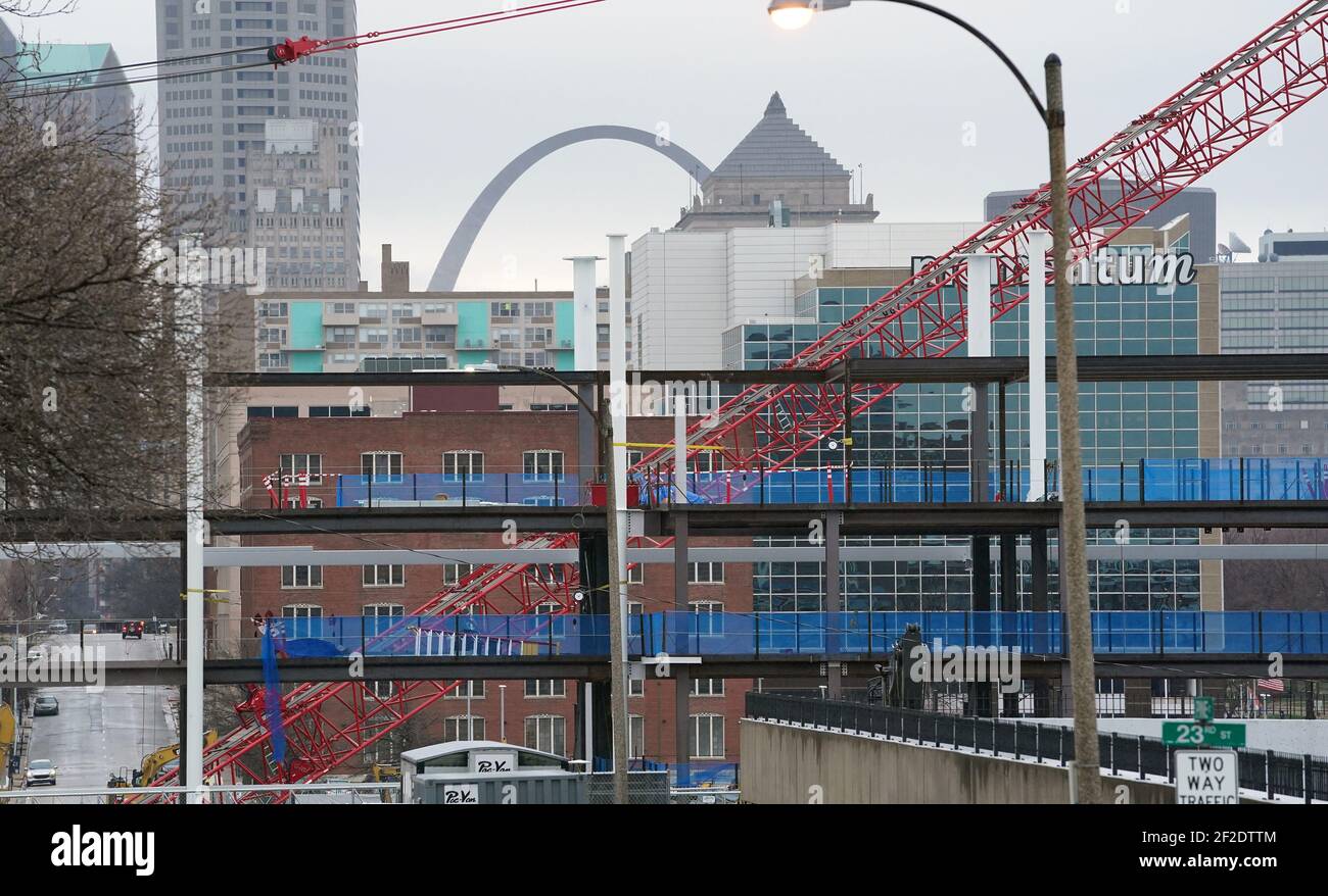St. Louis, Stati Uniti. 11 Marzo 2021. I lavori di costruzione del nuovo stadio di calcio St. Louis stanno progredendo, poiché le aree che serviranno da posti a sedere si innalzano in alto nel centro di St. Louis giovedì 11 marzo 2021. La serie di espansione di calcio della St. Louis City SC Major League dovrebbe iniziare a giocare nel 2023. Photo by Bill Greenblatt/UPI Credit: UPI/Alamy Live News Foto Stock