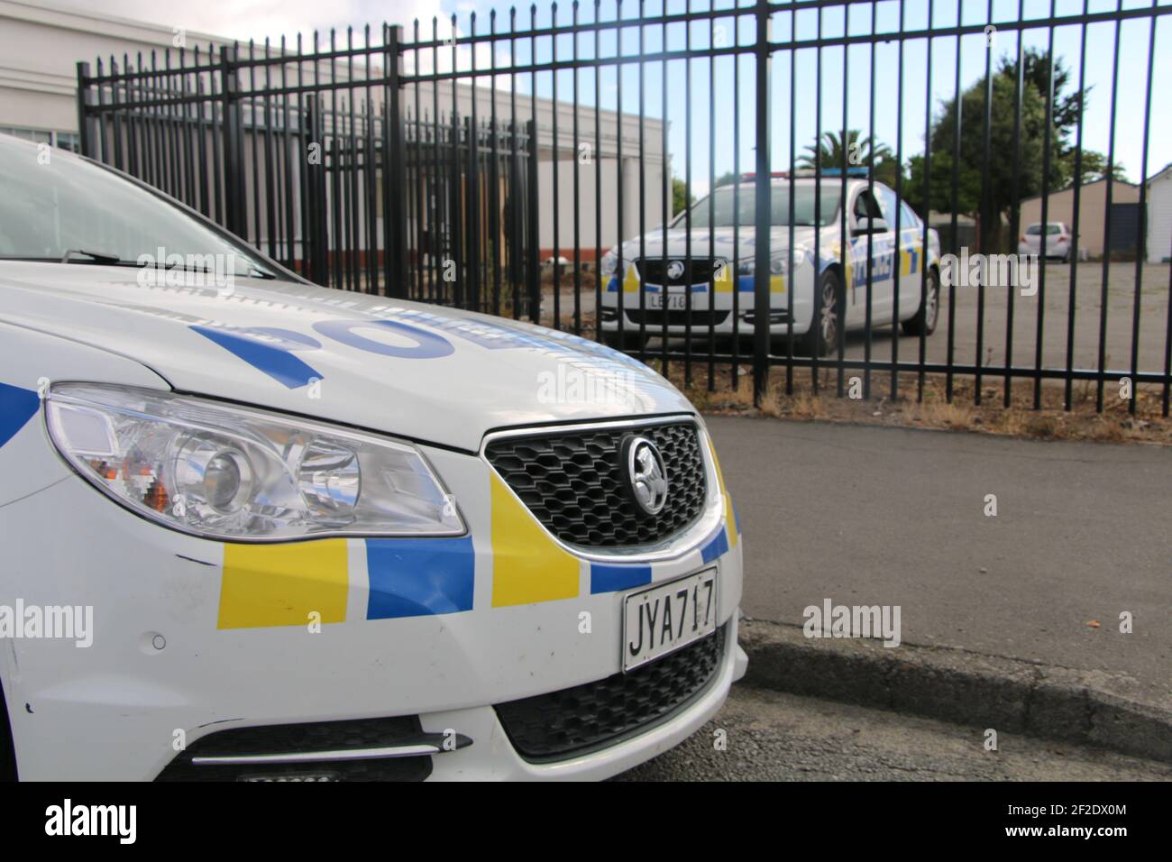 Le auto della polizia sono viste al Centro Islamico di Linwood davanti al servizio di memoria.la presenza della polizia intorno alle due moschee attaccate in 2019 sta aumentandosi in su. Il 2° anniversario della commemorazione dei 51 musulmani uccisi negli attentati si terrà domani il 13 marzo presso la Christchurch Arena. Un uomo di 27 anni è stato arrestato la settimana scorsa e accusato di minacciare di uccidere dopo che ha fatto minacce per usare le auto-bombe alle moschee nell'anniversario degli attacchi. È stato rimandato in custodia fino al 19 marzo, quando riapparirà di fronte a un giudice. Foto Stock
