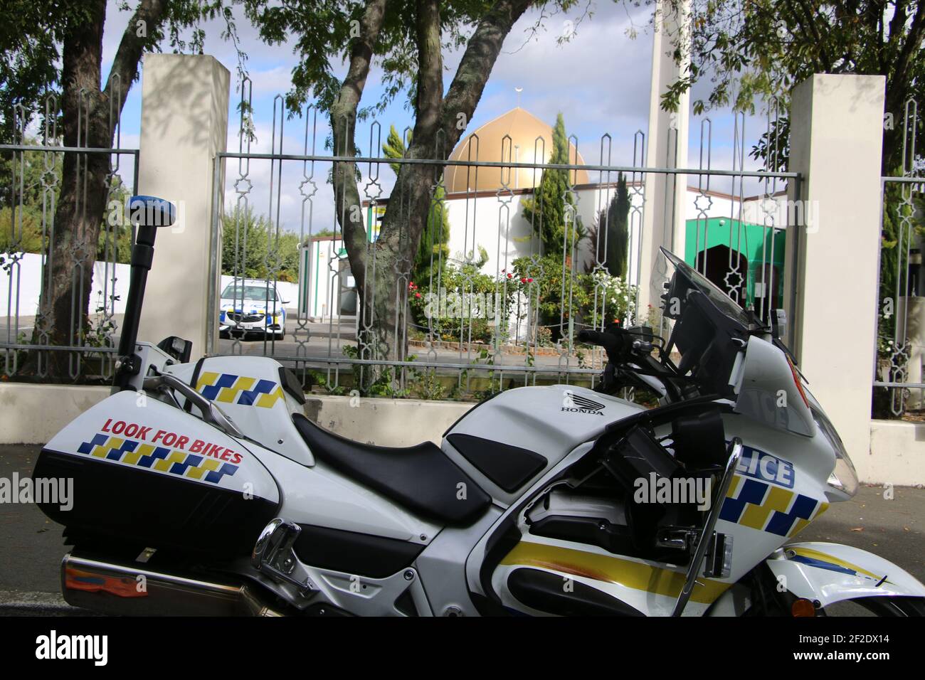 Una moto della polizia visto parcheggiato alla moschea al-Noor.presenza della polizia intorno alle due moschee attaccate nel 2019 è in aumento. Il 2° anniversario della commemorazione dei 51 musulmani uccisi negli attentati si terrà domani il 13 marzo presso la Christchurch Arena. Un uomo di 27 anni è stato arrestato la settimana scorsa e accusato di minacciare di uccidere dopo che ha fatto minacce per usare le auto-bombe alle moschee nell'anniversario degli attacchi. È stato rimandato in custodia fino al 19 marzo, quando riapparirà di fronte a un giudice. Foto Stock