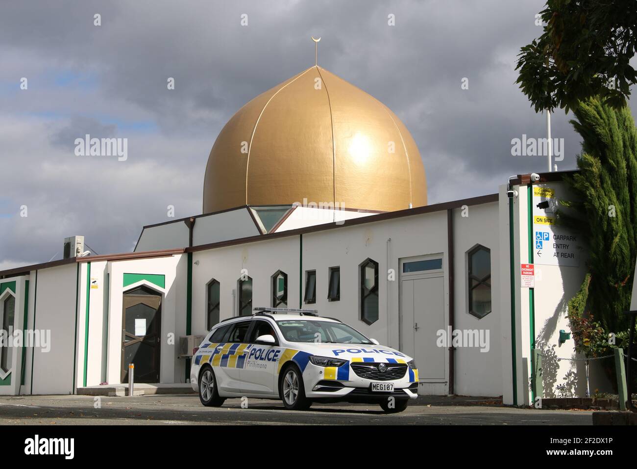 Una macchina di polizia vista alla moschea al-Noor davanti al servizio di memoria. Presenza di polizia intorno alle due moschee attaccate nel 2019 è in aumento. Il 2° anniversario della commemorazione dei 51 musulmani uccisi negli attentati si terrà domani il 13 marzo presso la Christchurch Arena. Un uomo di 27 anni è stato arrestato la settimana scorsa e accusato di minacciare di uccidere dopo che ha fatto minacce per usare le auto-bombe alle moschee nell'anniversario degli attacchi. È stato rimandato in custodia fino al 19 marzo, quando riapparirà di fronte a un giudice. Foto Stock