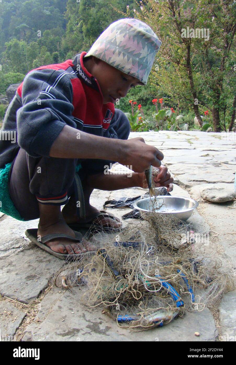 pescatore artigianale nell'entroterra di una comunità rurale in Nepal Foto Stock