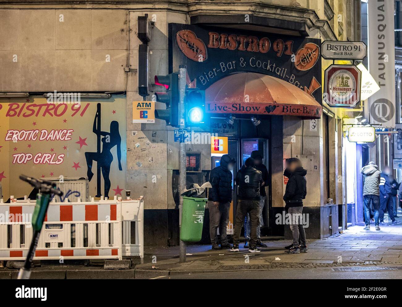 08 marzo 2021, Hessen, Francoforte sul meno: Tra sporcizia e rifiuti, gli uomini si trovano di fronte a una struttura chiusa a luci rosse nel quartiere della stazione di Francoforte. Da un anno i bordelli regolari in Assia sono stati colpiti anche dalle ordinanze di Corona e sono chiusi. (Al dpa: 'C'è molta pressione - la prostituzione di strada nel quartiere della stazione') Foto: Boris Roessler/dpa Foto Stock