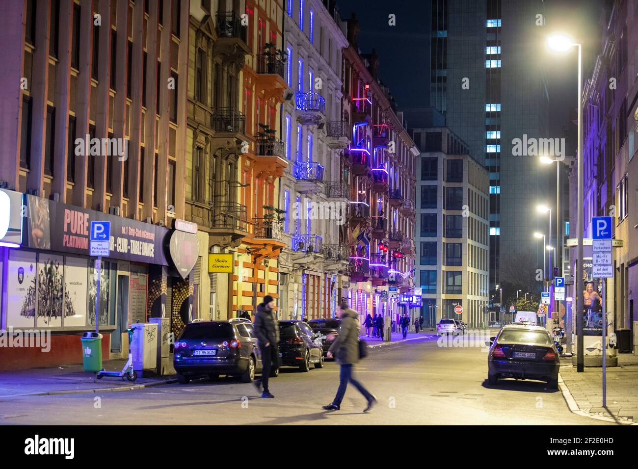 08 marzo 2021, Hessen, Francoforte sul meno: È quasi deserta nel quartiere a luci rosse della stazione ferroviaria di Francoforte. Da un anno i bordelli regolari in Assia sono stati colpiti anche dalle ordinanze di Corona e sono chiusi. (Al dpa: 'C'è molta pressione - la prostituzione di strada nel quartiere della stazione') Foto: Boris Roessler/dpa Foto Stock