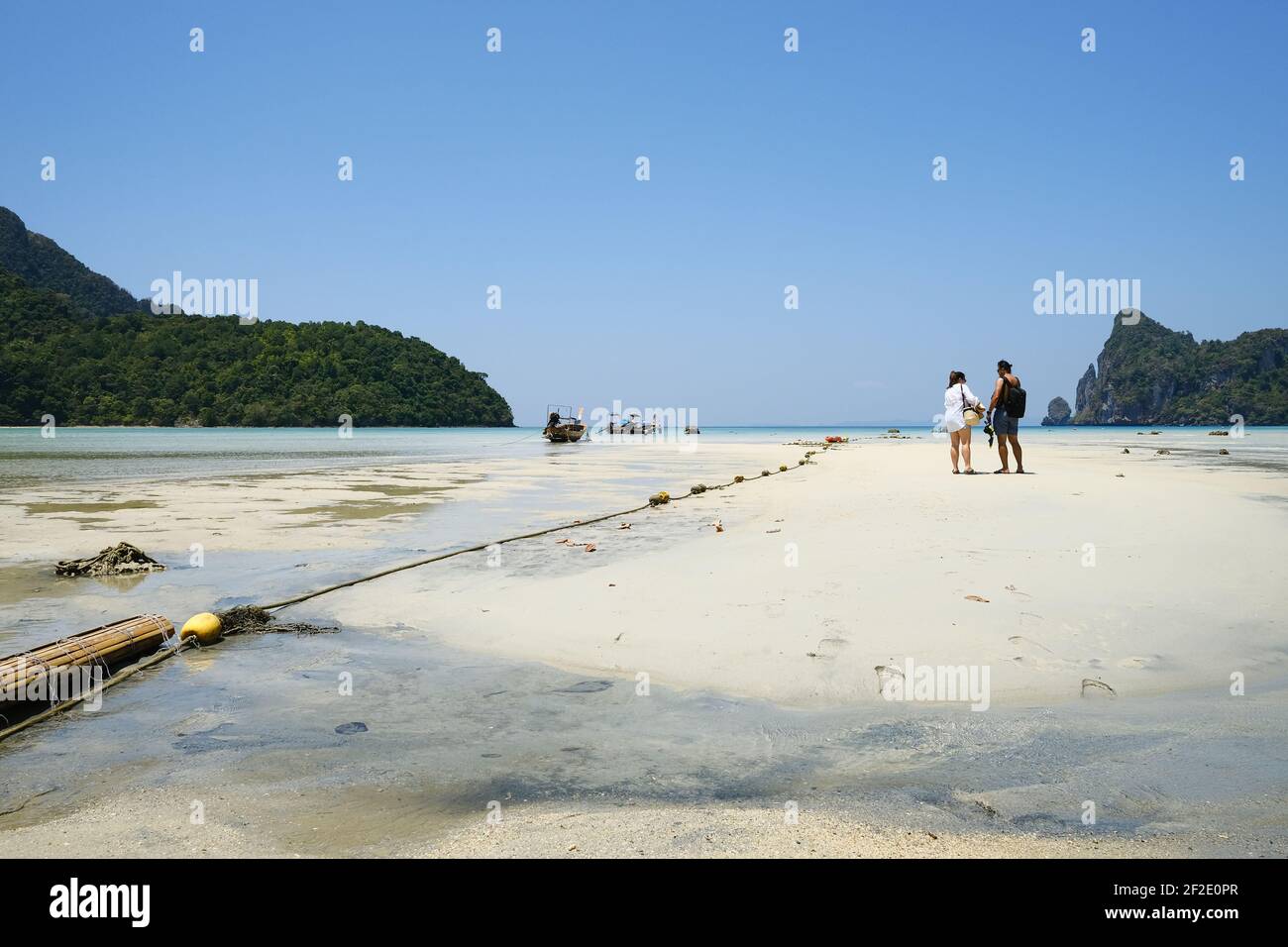 Coppia in viaggio per visitare le spiagge dell'isola di Phi Phi. Foto Stock